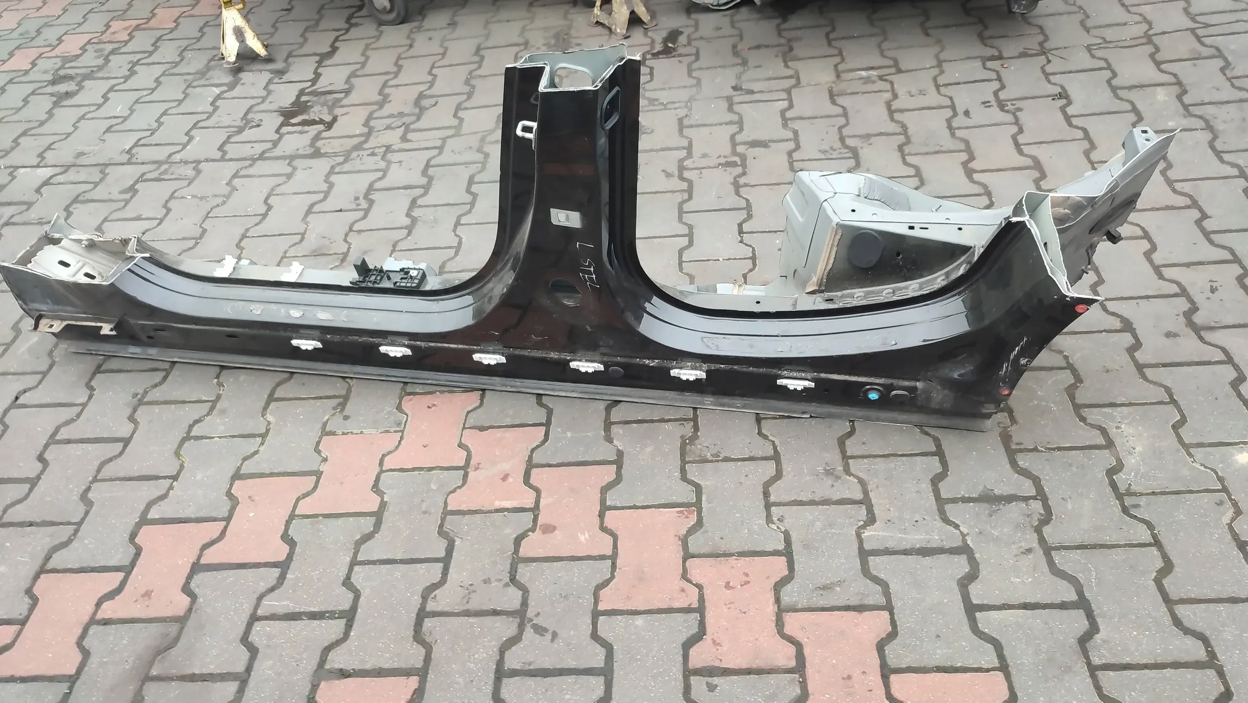 Alfa Romeo Stelvio 2021 threshold pillar left