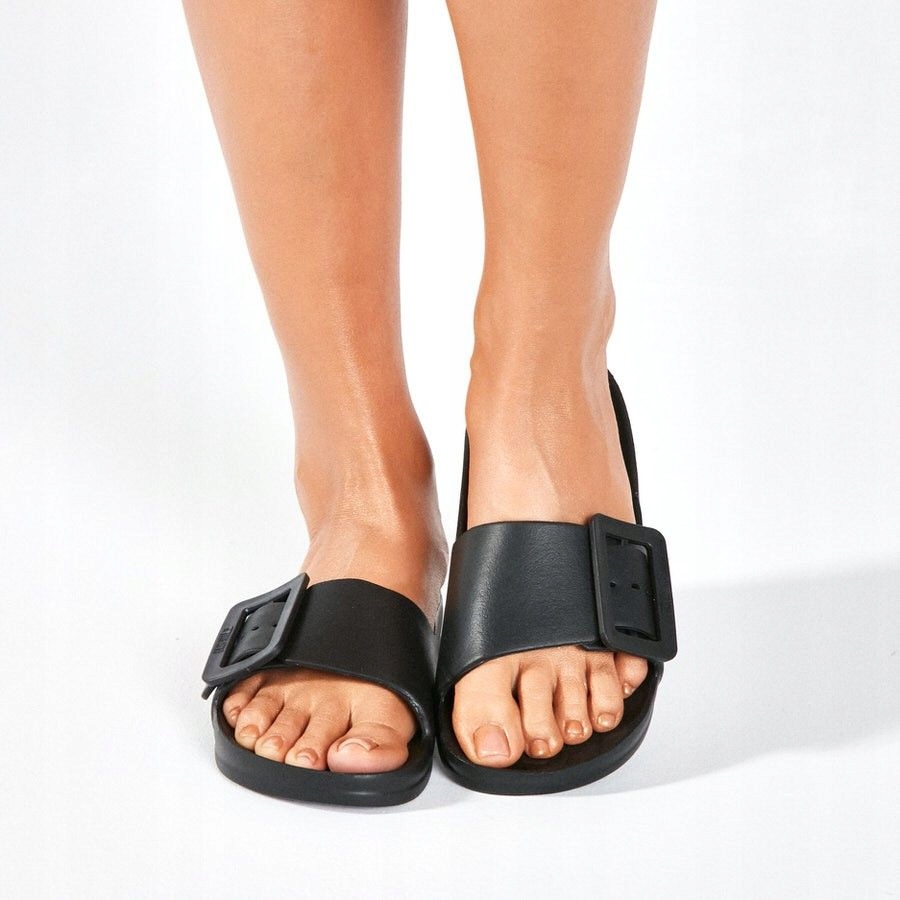 KLAPKI DAMSKIE BIG STAR NA PLAŻE BASEN PO DOMU Wzór dominujący logo