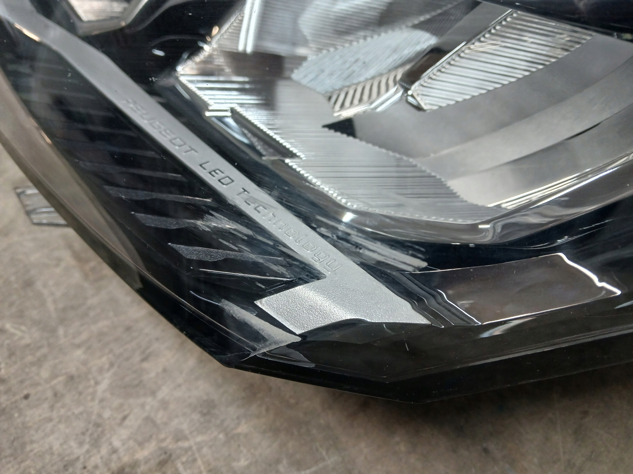 light front left PEUGEOT 308 T10 III 3 21- LED 9851673380-00