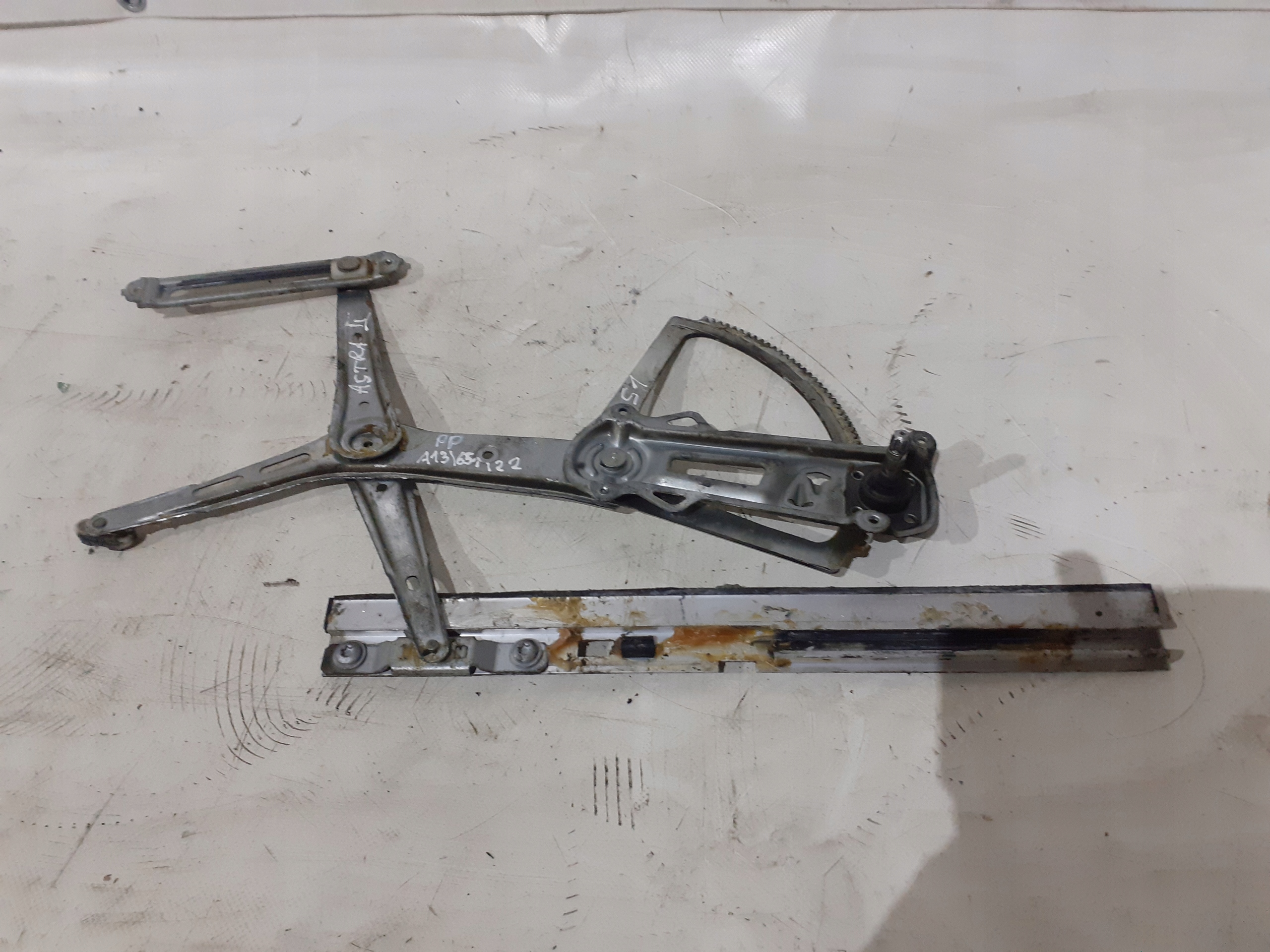 Opel Astra II G stahovačka okna pravý předek