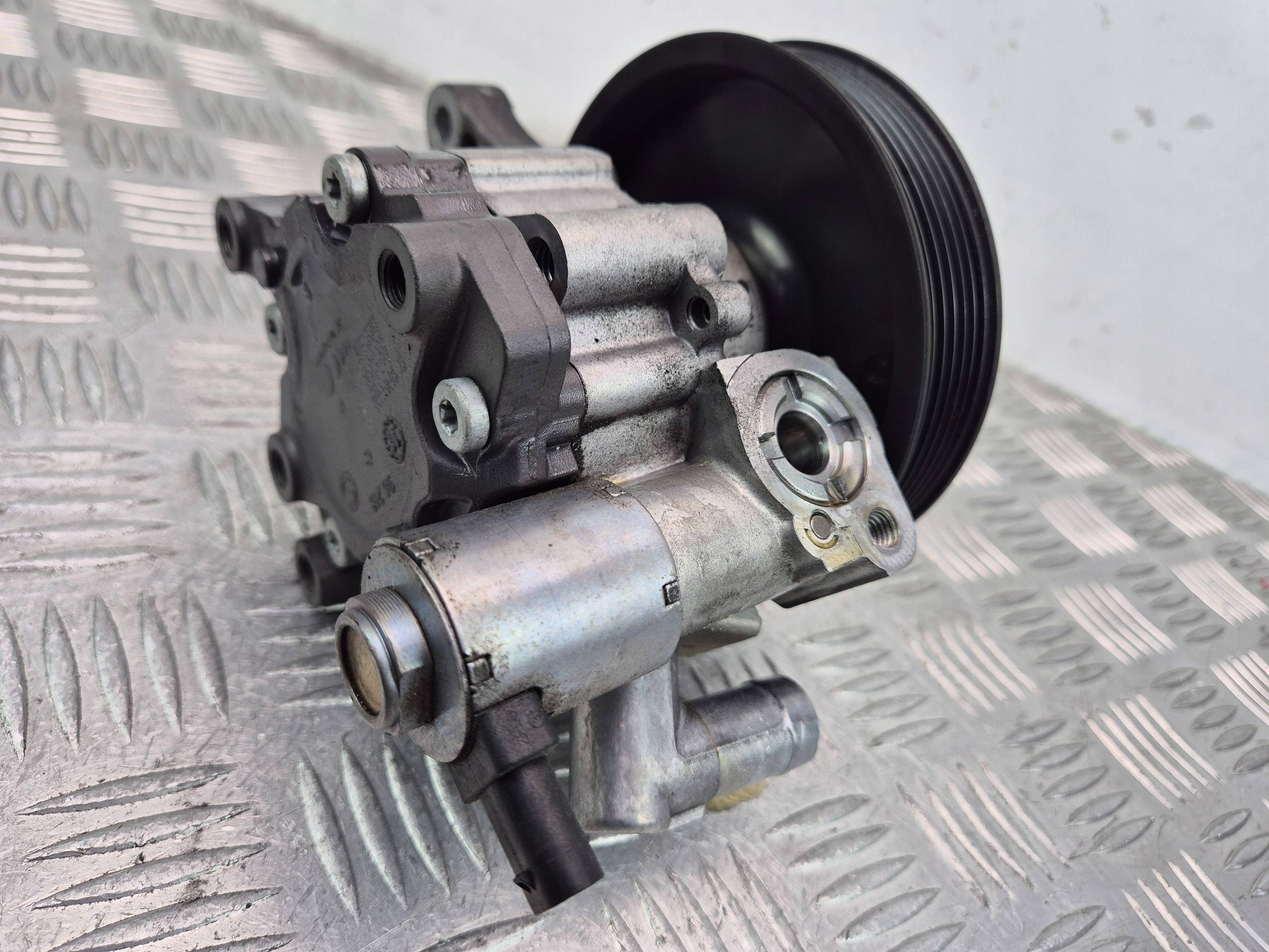 Mercedes E200 CGI W212 servo pump A0064667601 M271