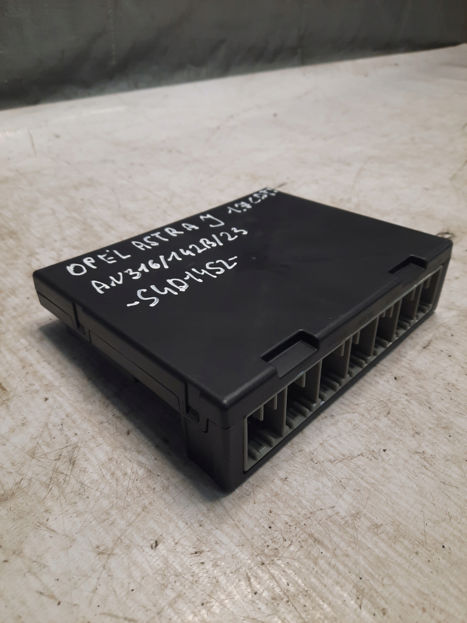 module control unit KOMFORTU OPEL ASTRA IV J 13589056