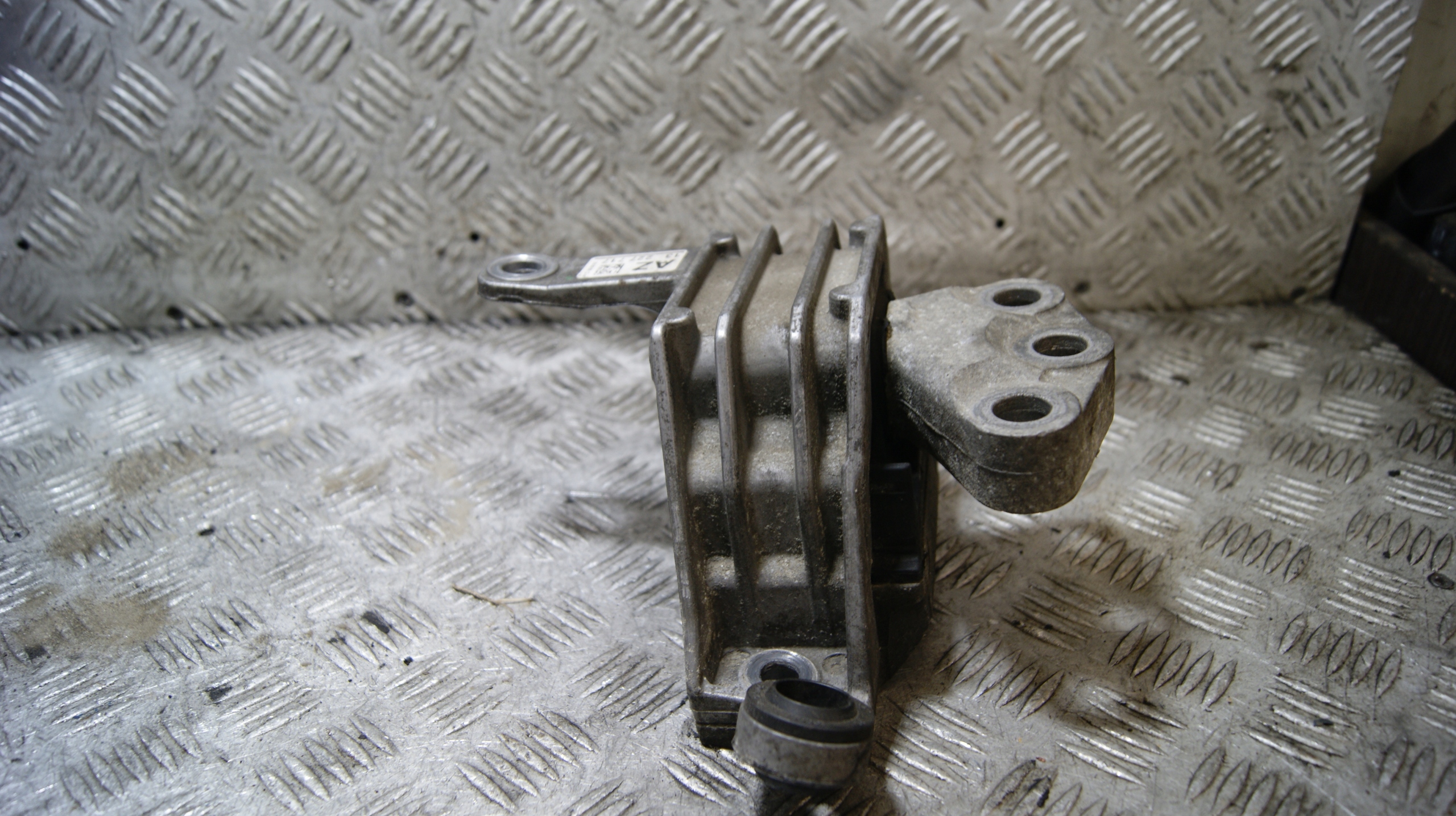 engine mount OPEL INSIGNIA 13227717