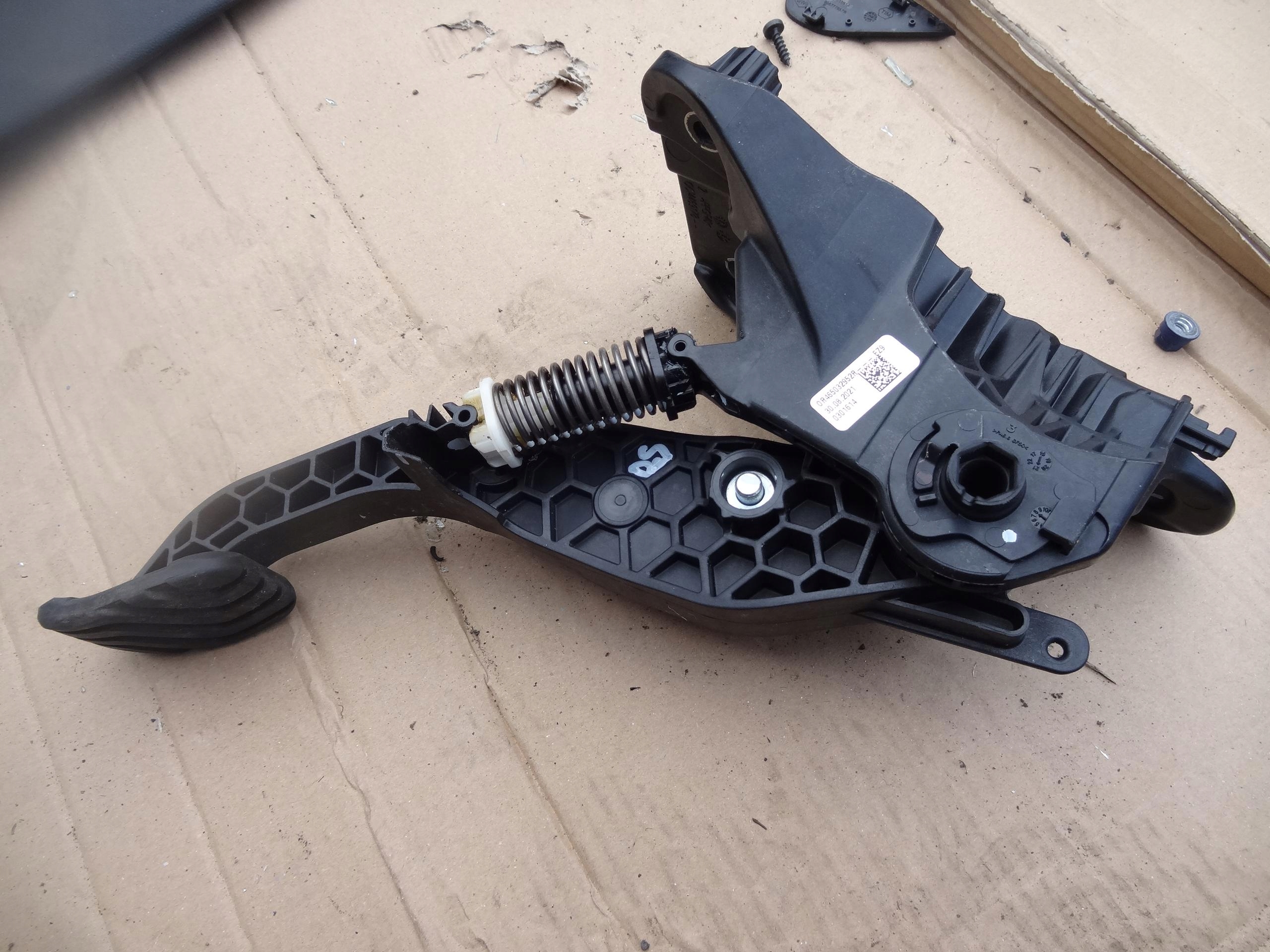 PEDAŁ SPRZĘGŁA RENAULT CLIO V 1.0 465032952R Producent części Renault OE