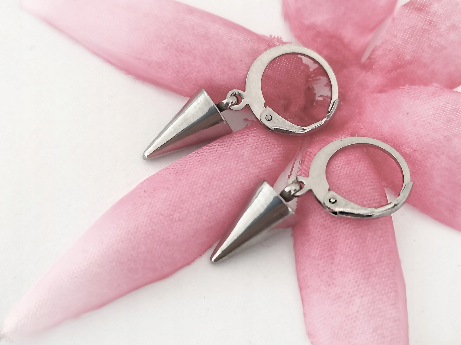 Srebrne Kolczyki wiszące srebrzone angielskie stożki prezent Materiał inny materiał