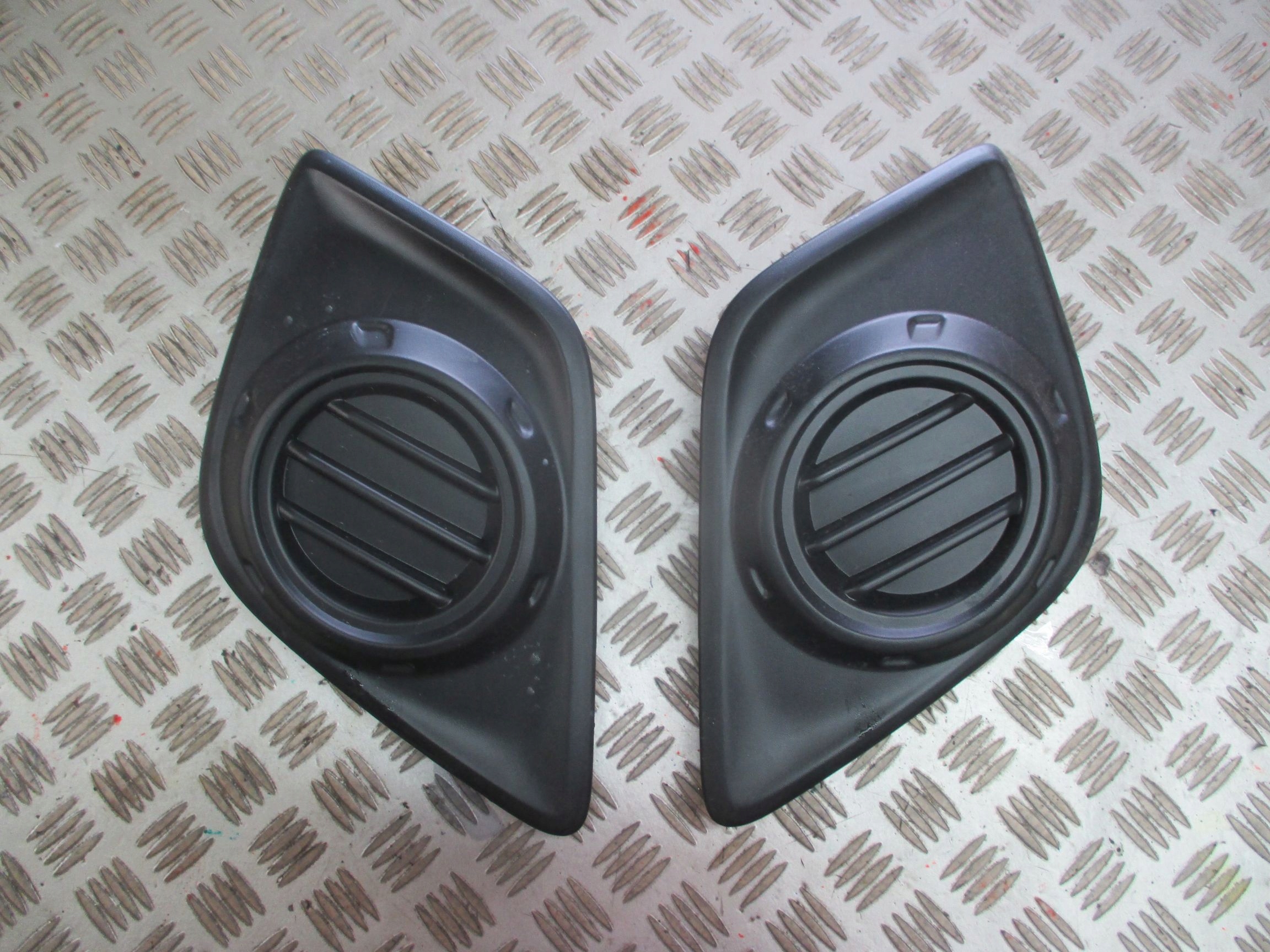 grid of a bumper TOYOTA HILUX VIII 2015R->