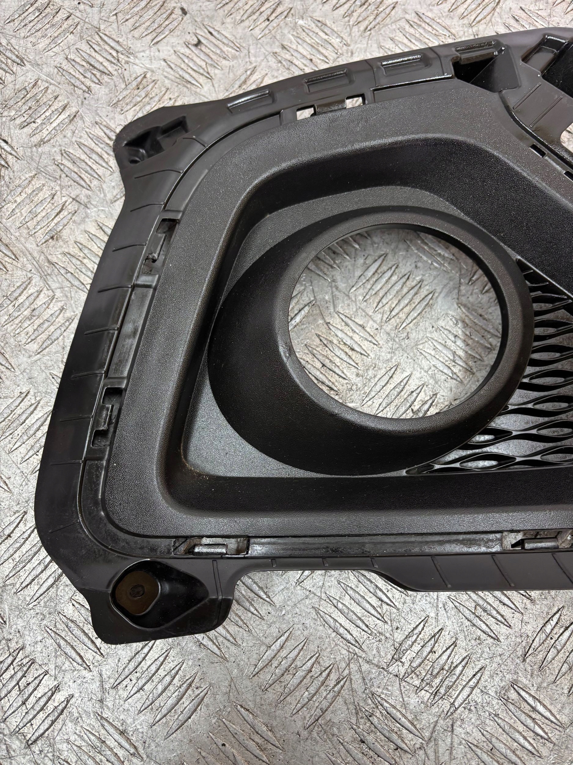 grid lower of a bumper right HYUNDAI I10 II 13