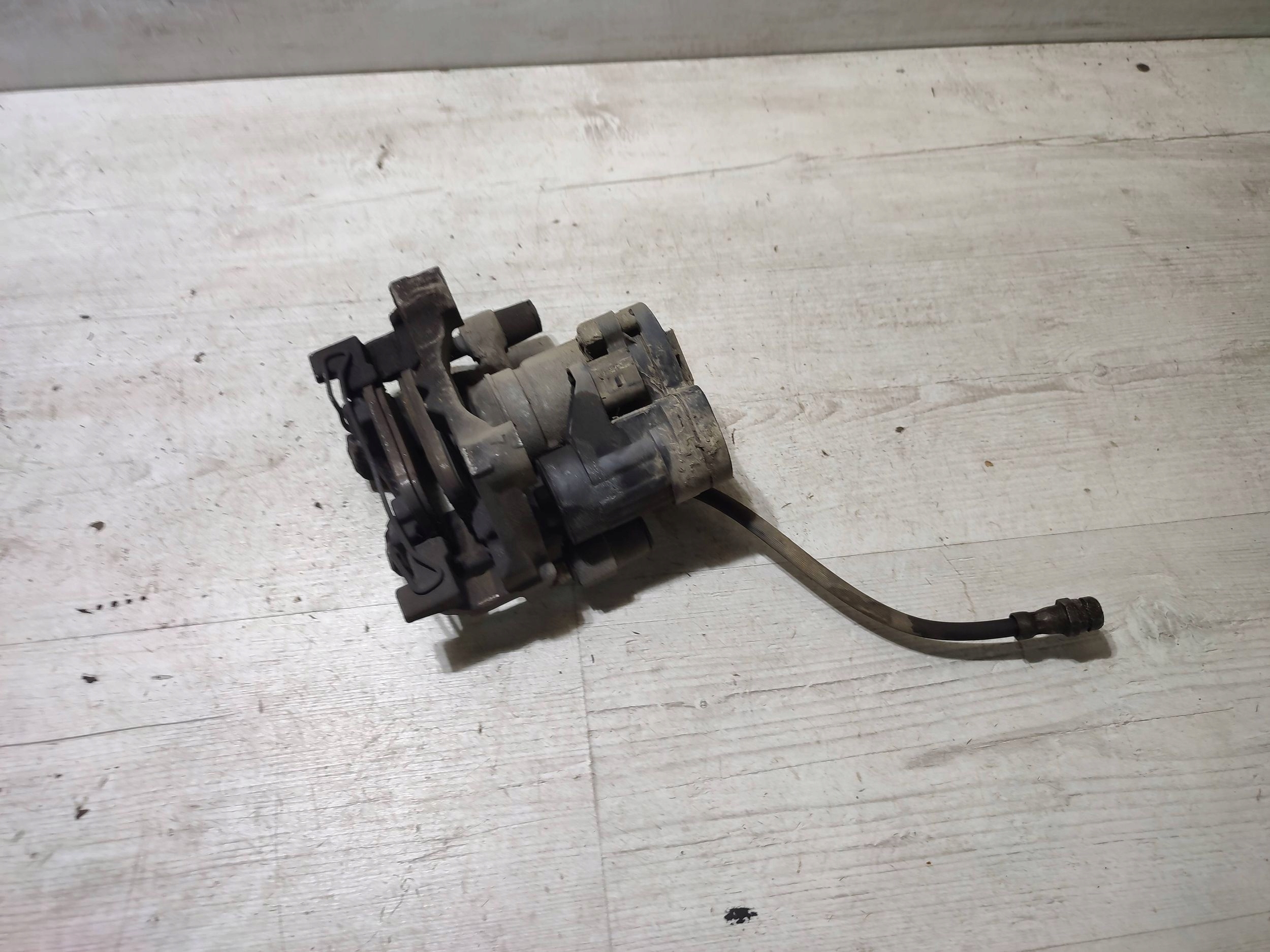 Volkswagen Touran III 20r 5TA rear part side right caliper