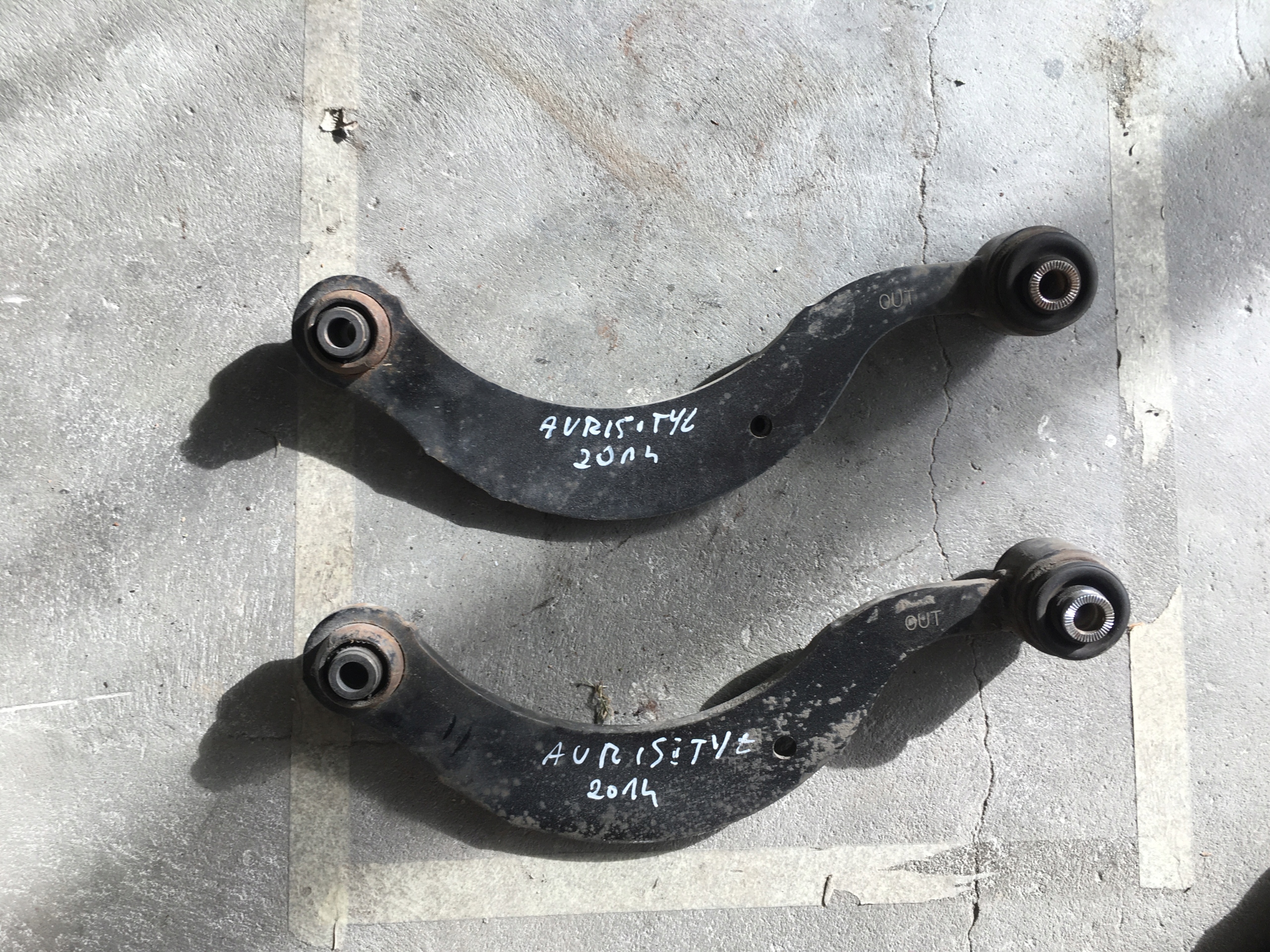 AURIS II WAHACZ TYLNY TYŁ GÓRNY