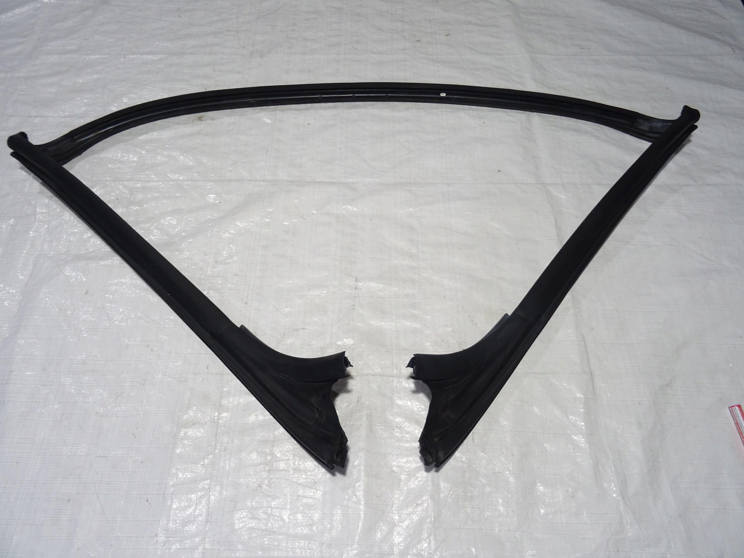 1Q0 1Q0871409J - ПРОКЛАДКА ЛОБОВОГО СТЕКЛА ПЕРЕДНЯЯ ЧАСТЬ VW EOS 1Q