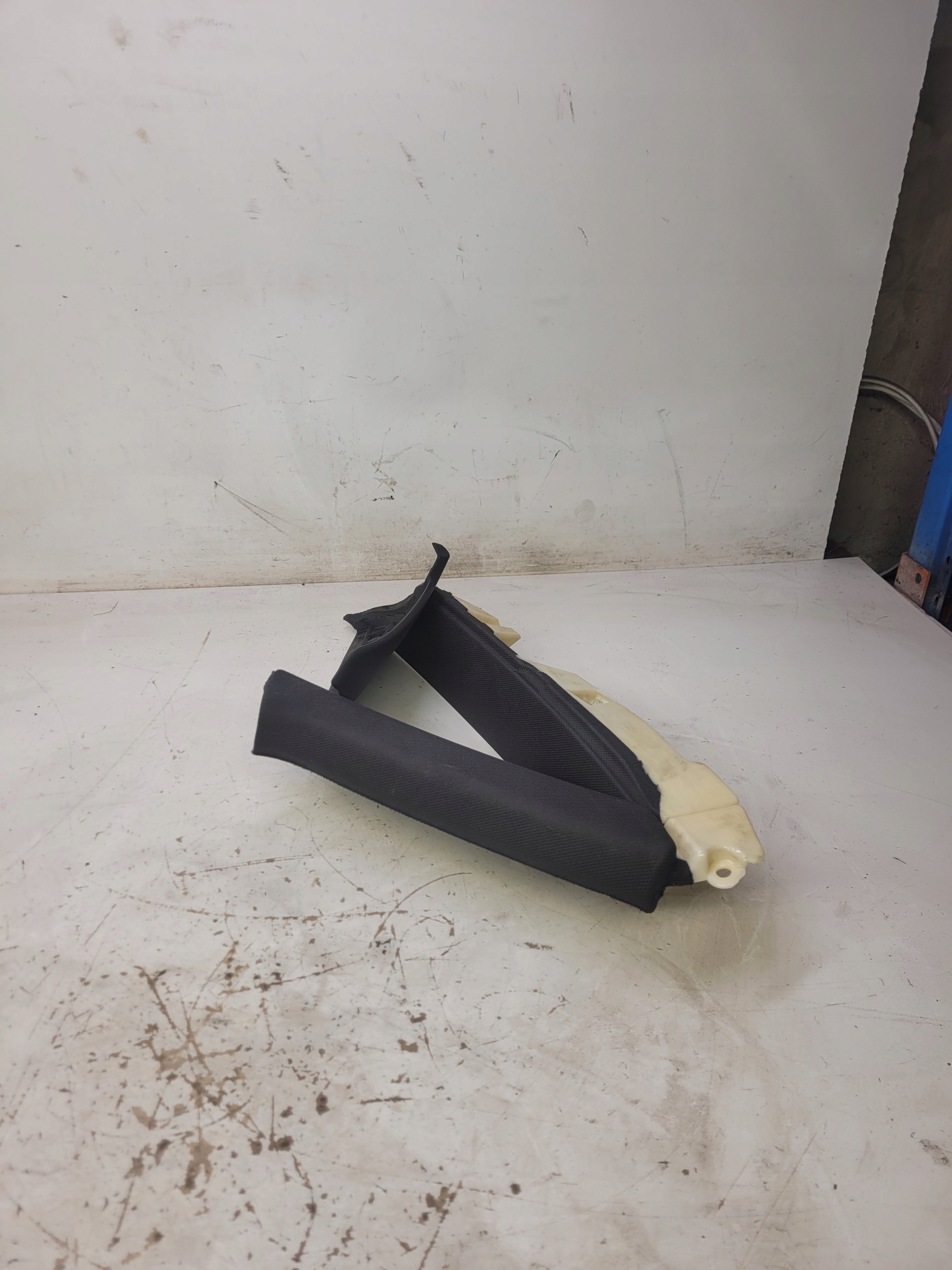 side SLUPKA left AUDI A4 B8 8K5867287A