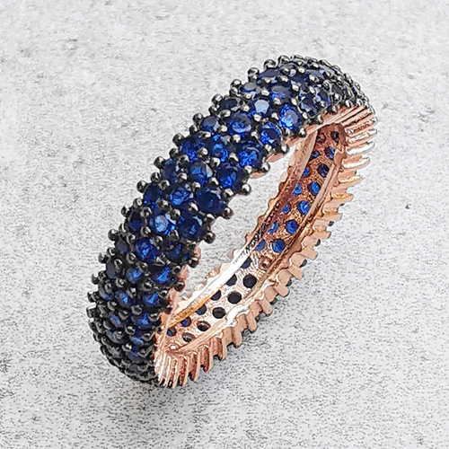 Pozlacený snubní prsten s modrými zirkony