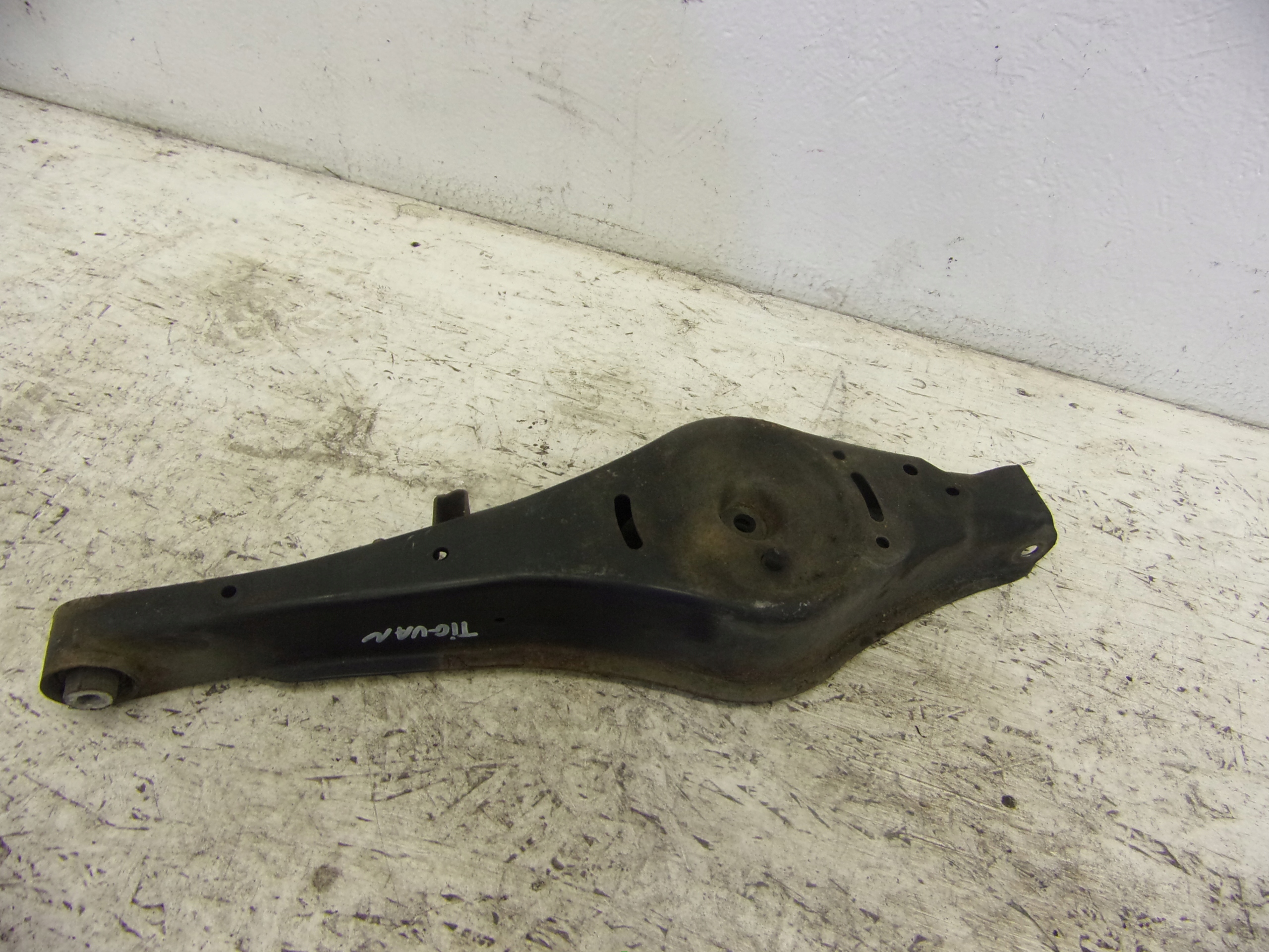 arm left rear lower VOLKSWAGEN TIGUAN
