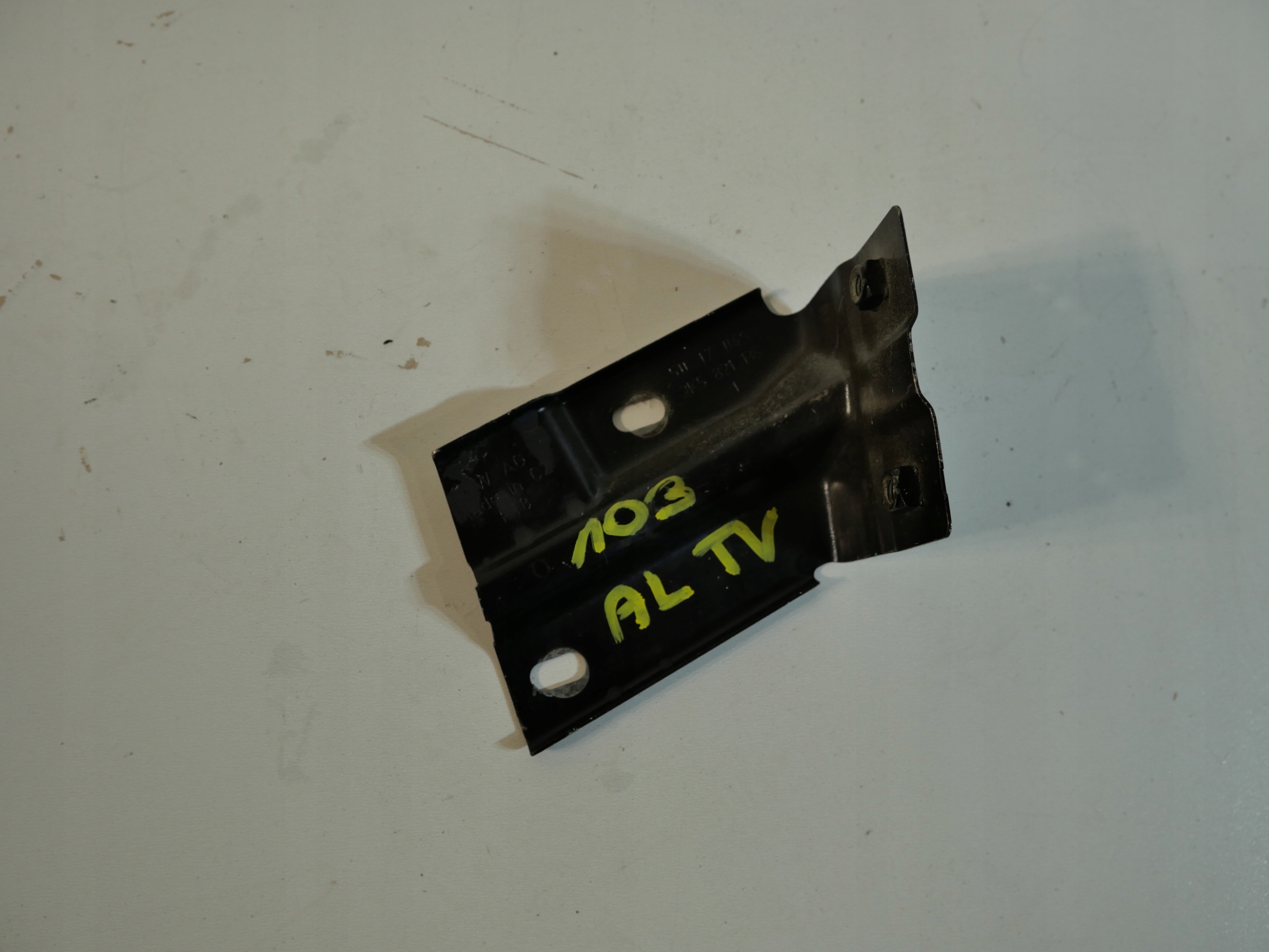 Console Aile VW CADDY Support plaque Aile Avant 2K5821135
