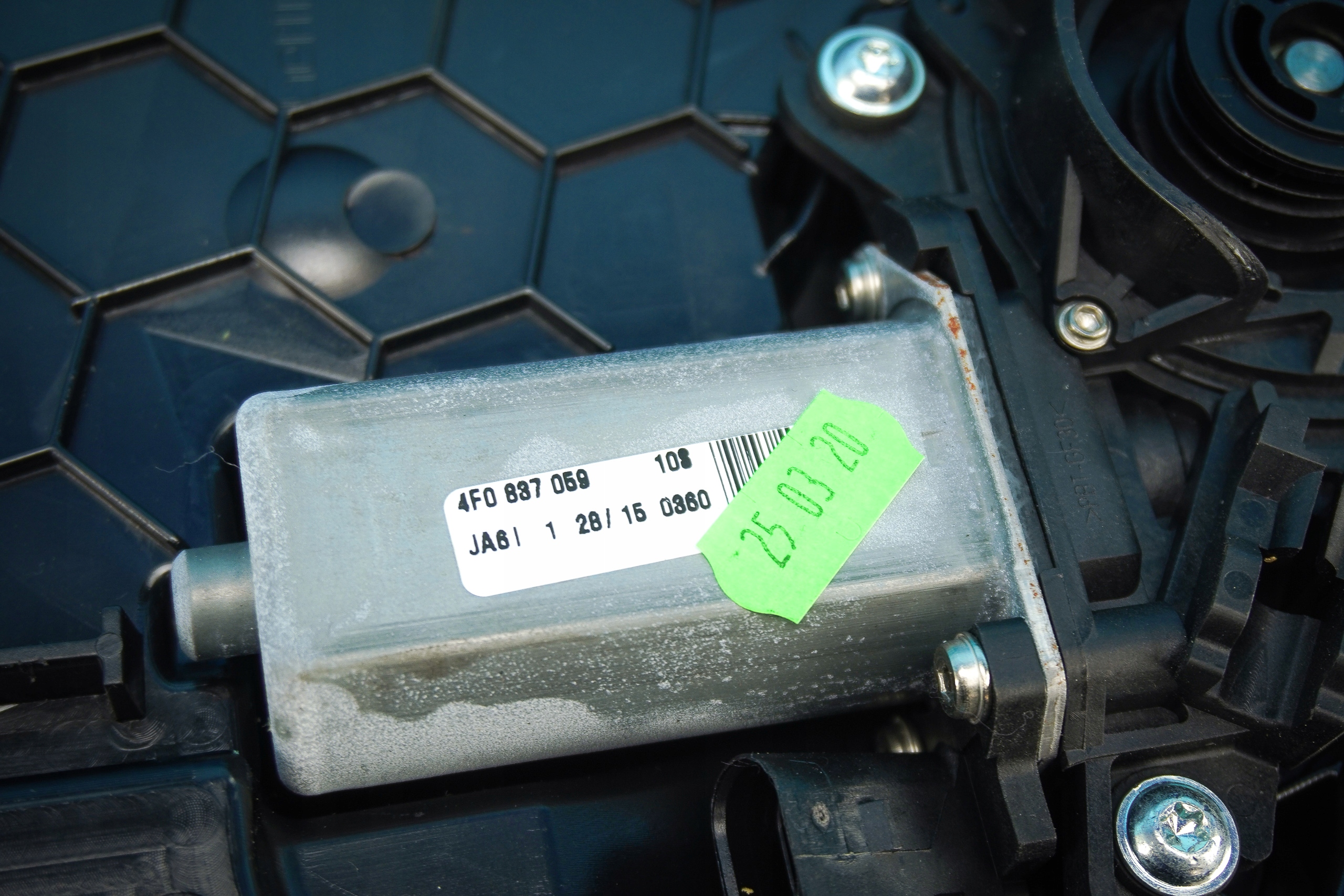 engine dociagu door Audi A6 A7 A8 S8 4H 4F0837059