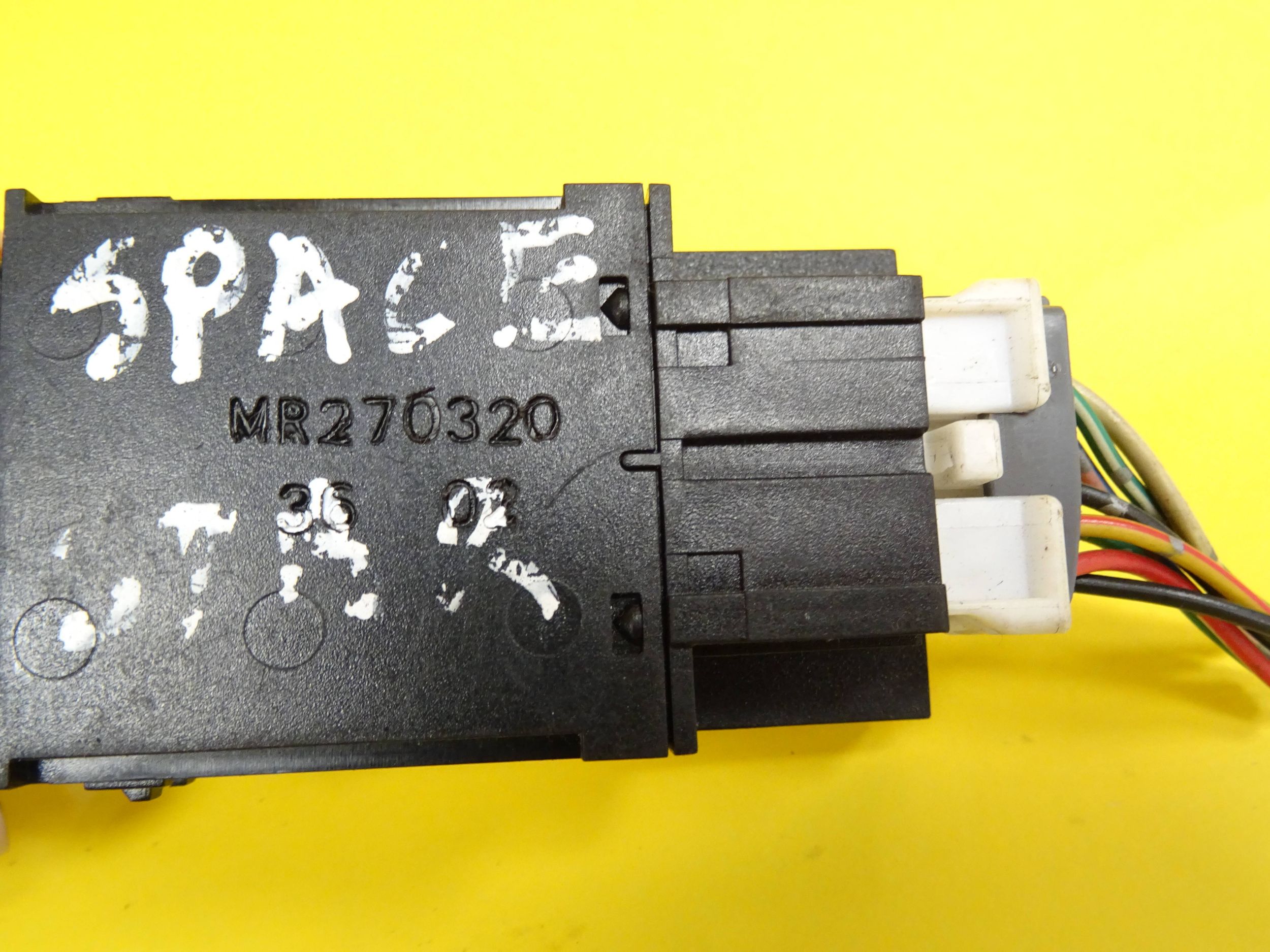 interruttore luci PRZECIWMGIELNYCH MITSUBISHI SPACESTAR MR270320