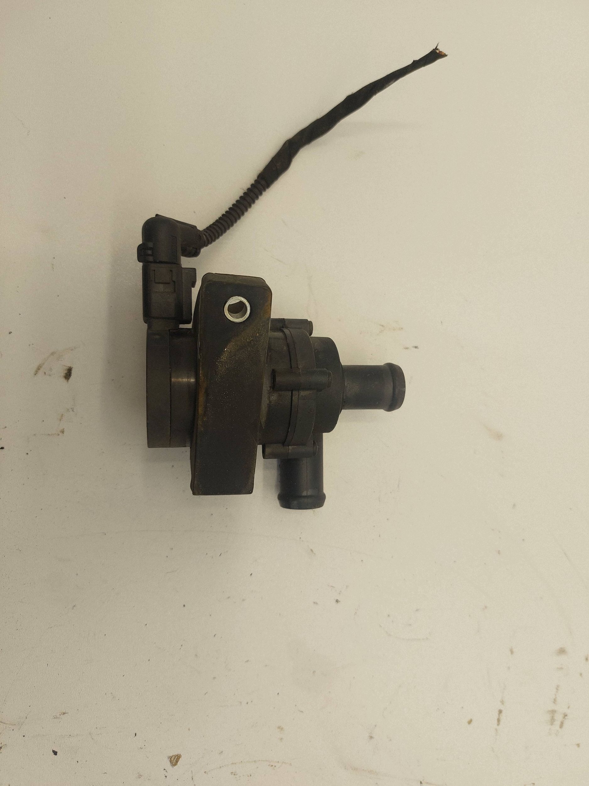 VW AUDI SKODA SEAT 1.4 TSI zusätzliche wasserpumpe 1K0965561F