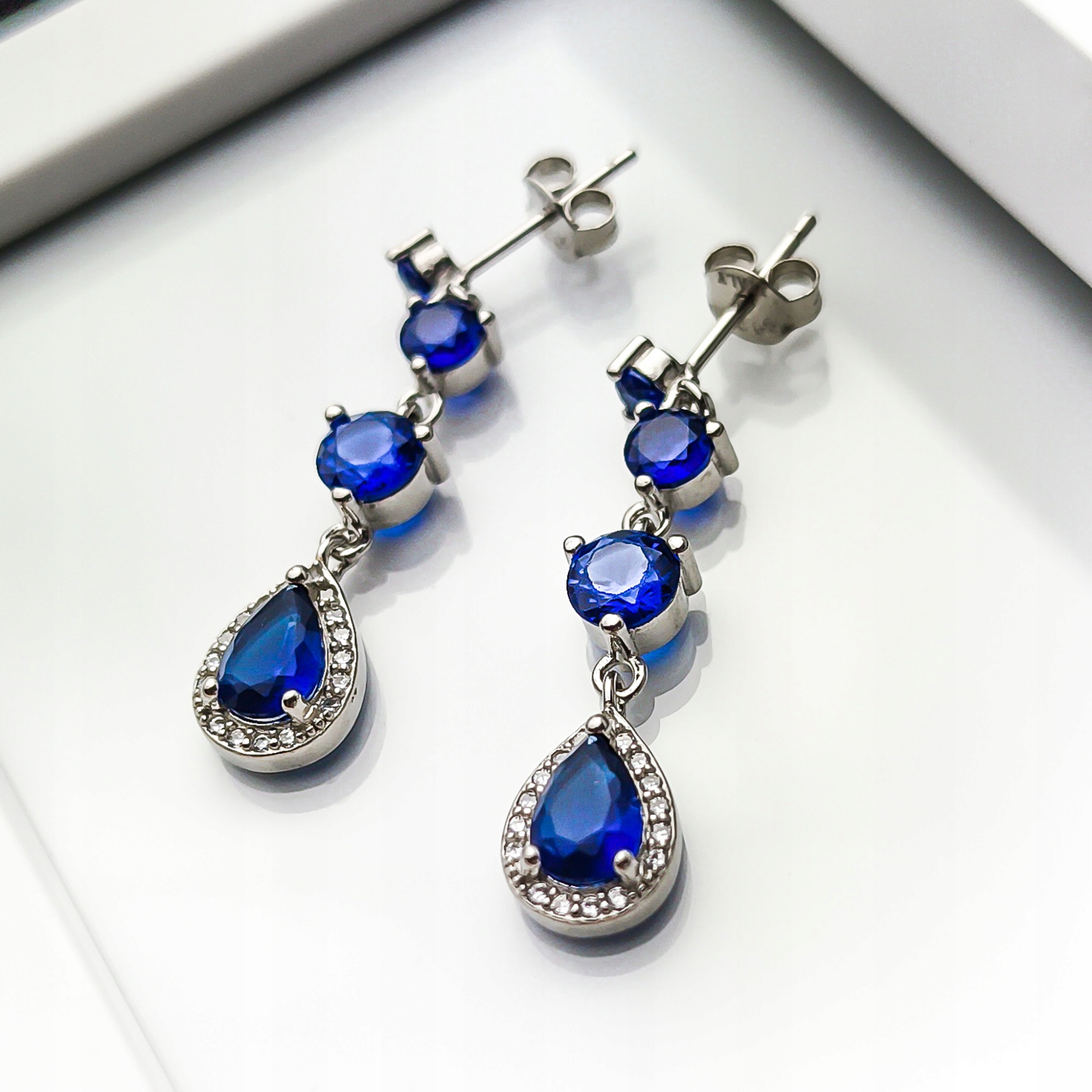 Stříbrné náušnice s modrými kameny – pr.925