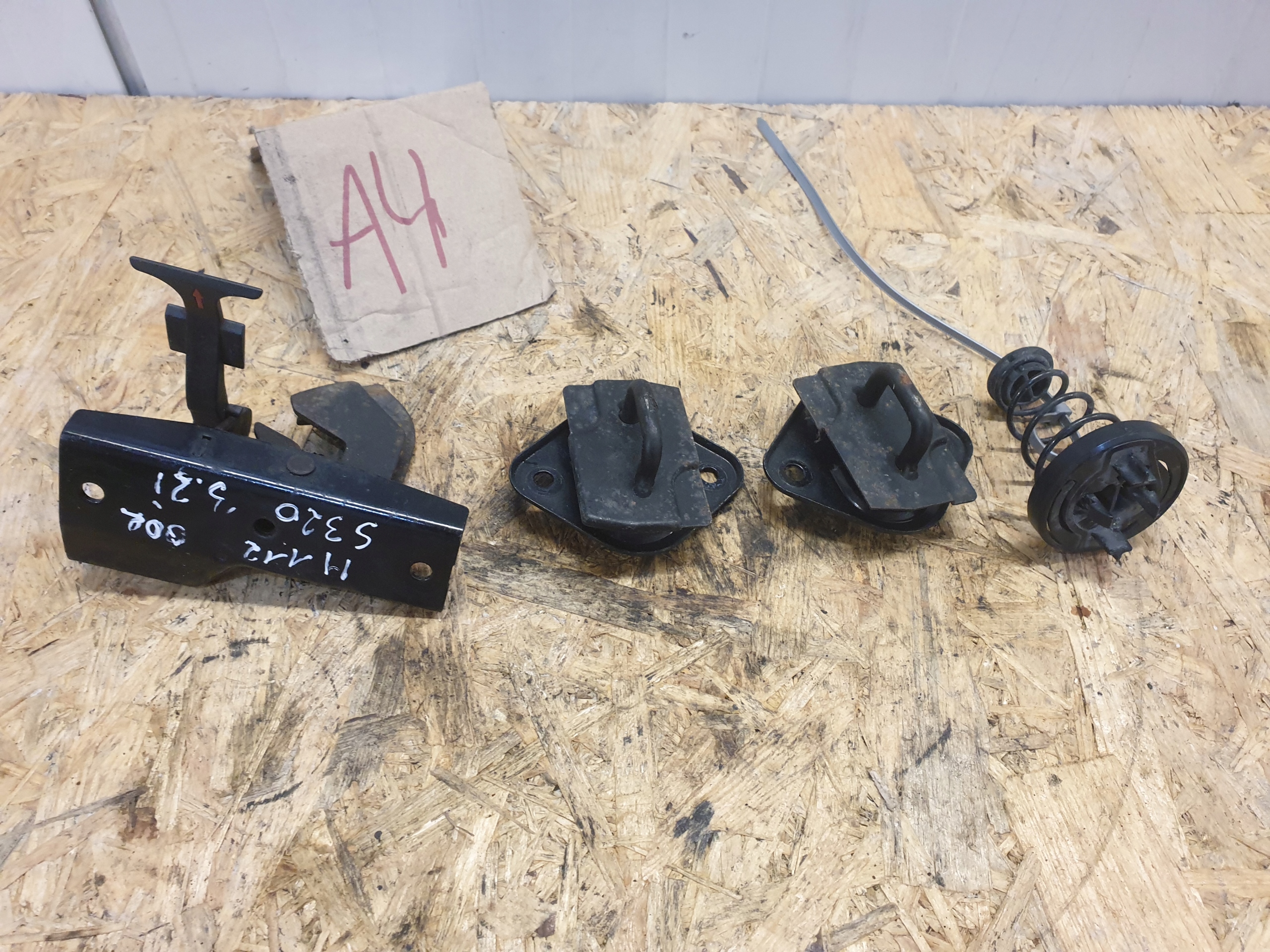 A2208800364 - Замок болта капота MERCEDES S320 3,2