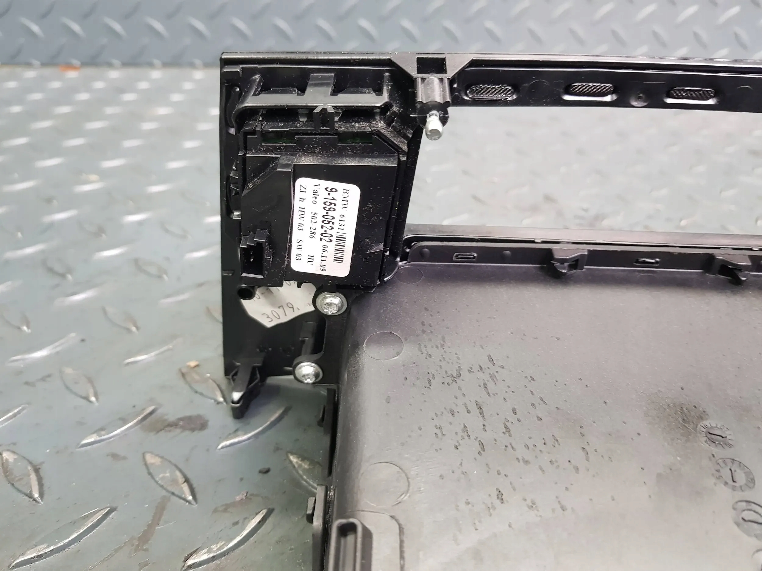 бардачок центральный середина панель 6 9139 391 BMW E60