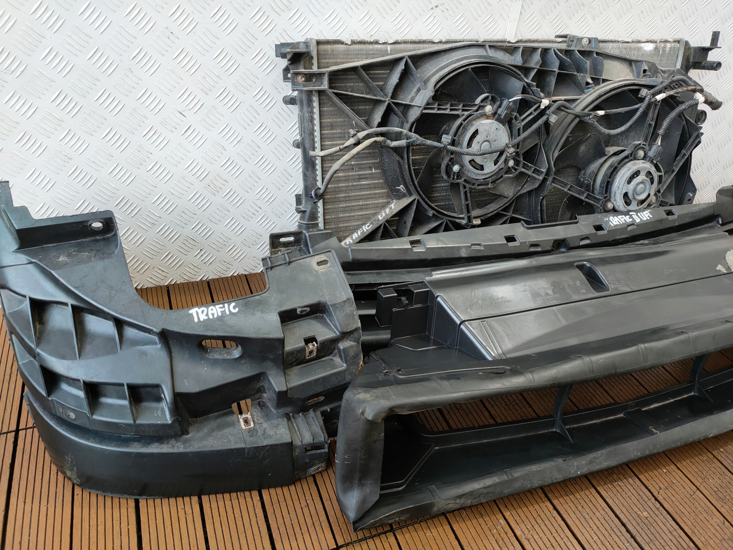 RENAULT TRAFIC II VIVARO 01-06 supporti Traversa Radiatore / Raffreddatore VENTOLI KPL