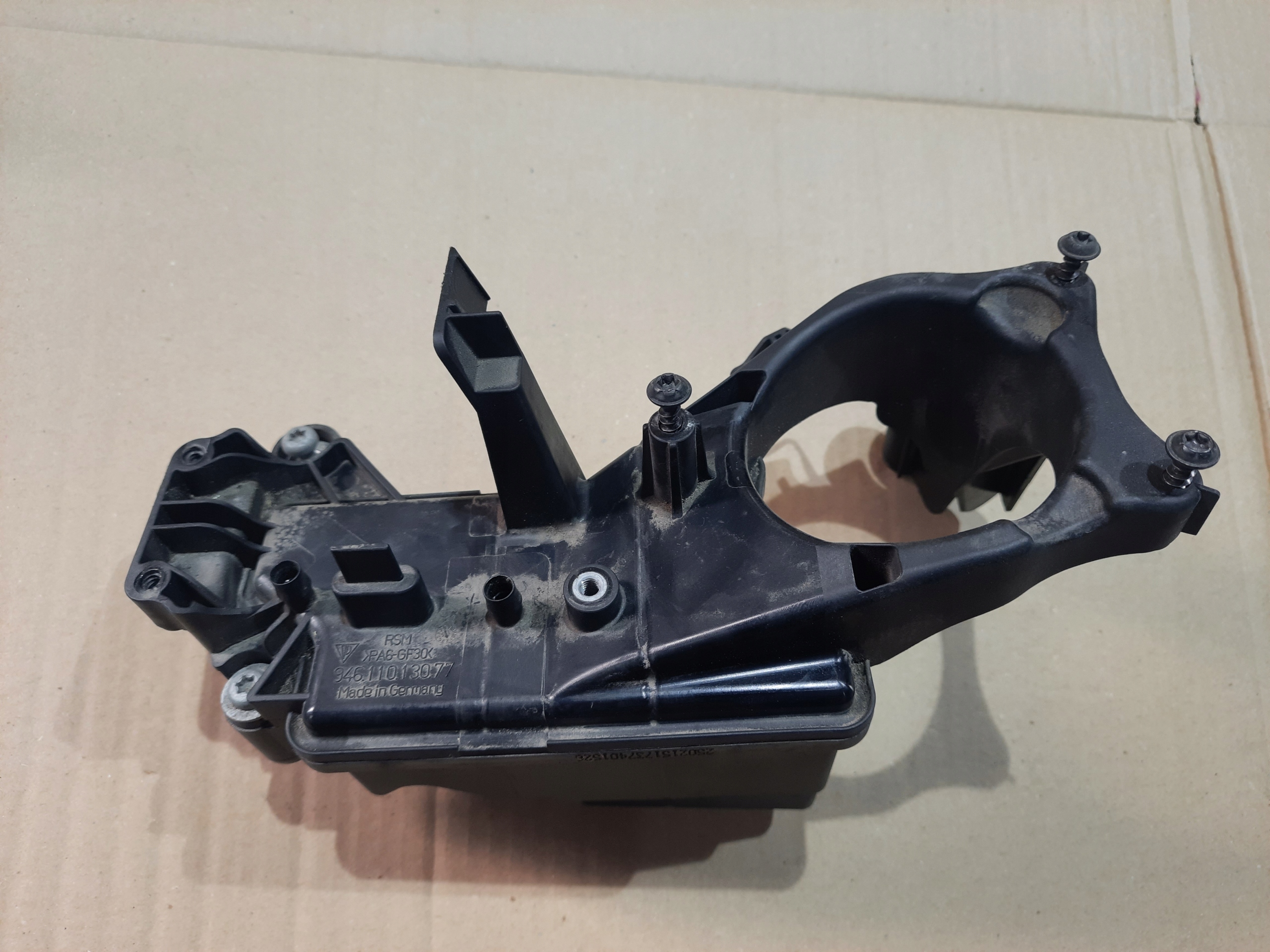 Крепление воздушного насоса MACAN 3.6 94611013077