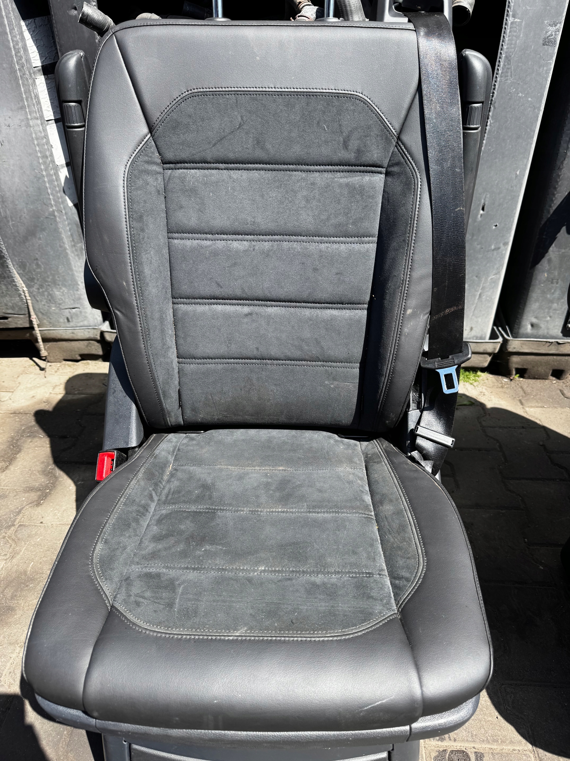 Sitz NIEOBROTOWY VW T6 MULTIVAN Leder ALCANTARA