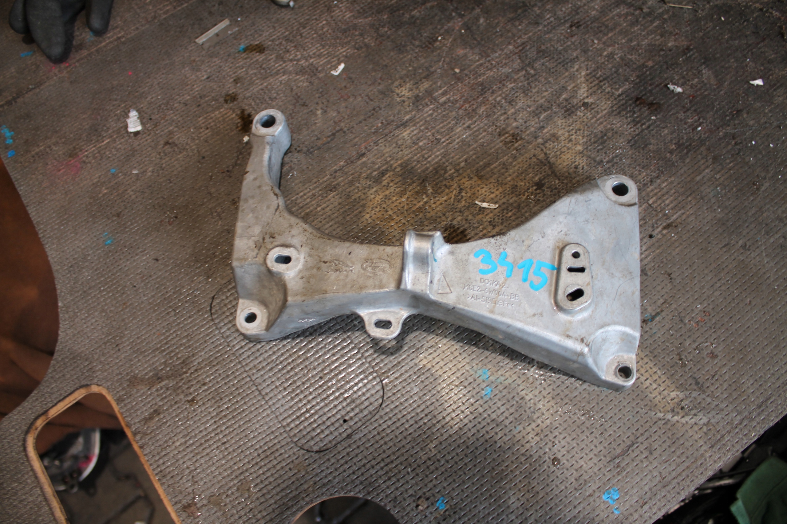 3415. bracket engine of the front RANGE ROVER M8E2-6W004-BB