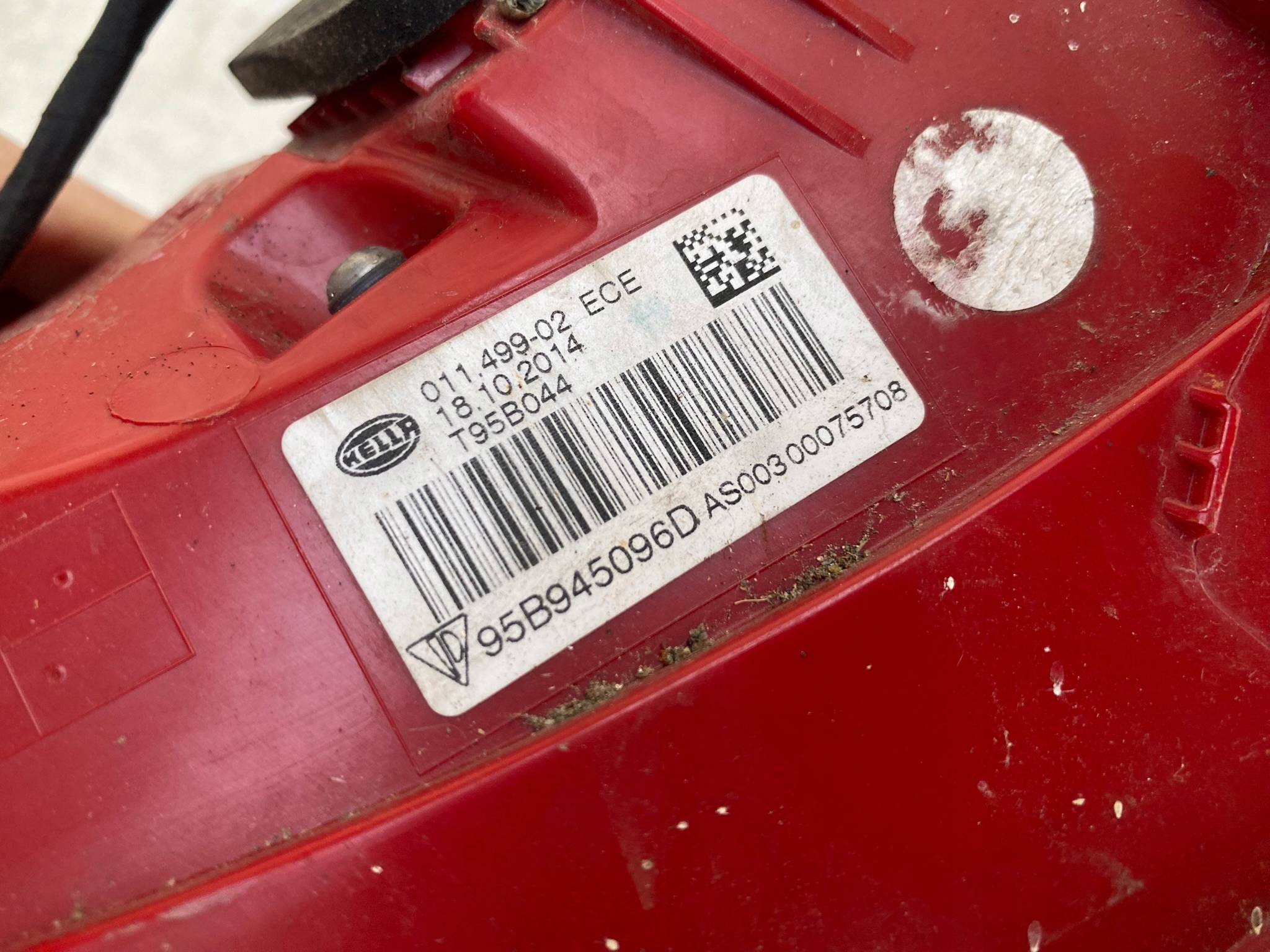 PORSCHE MACAN 95B 14- light right rear part rear W fender 95B945096D