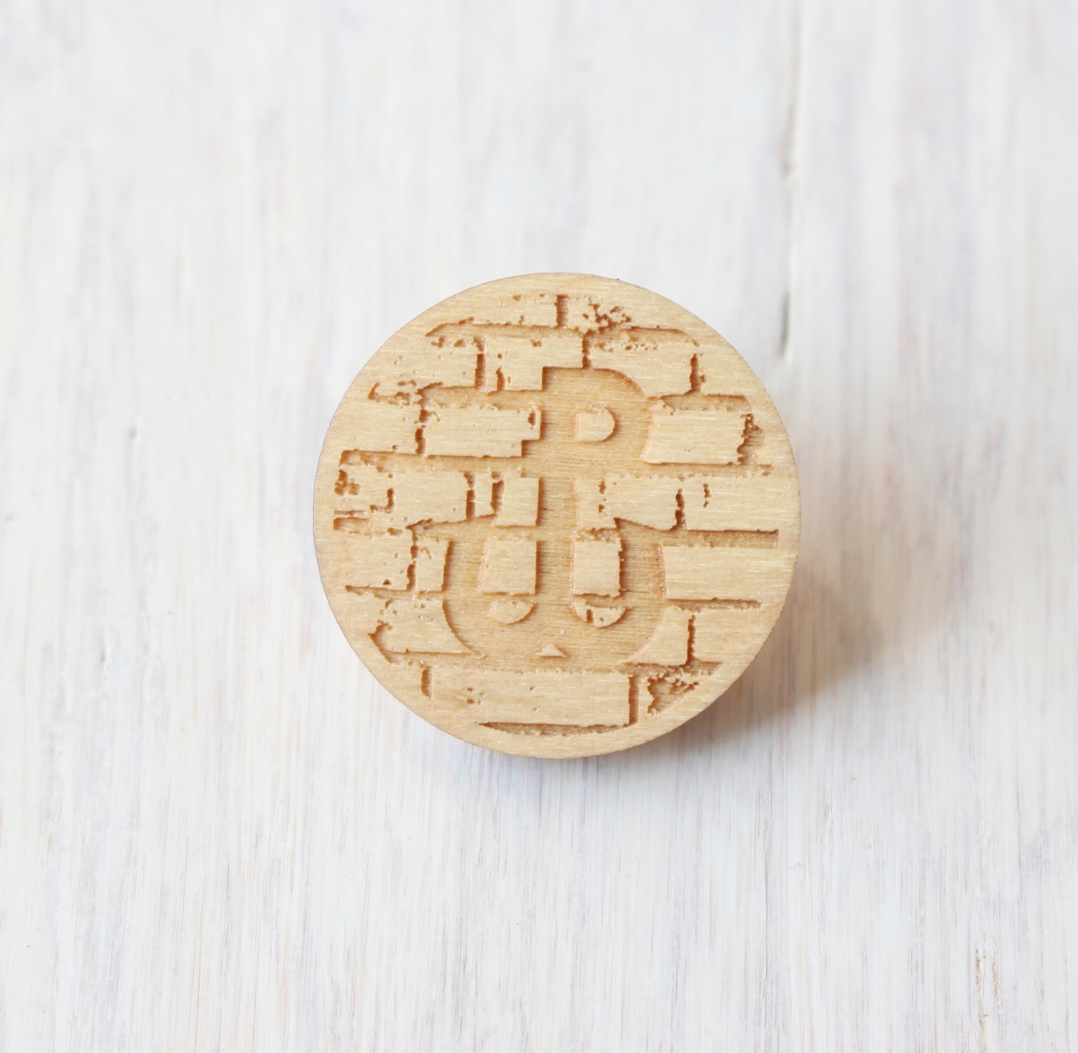 Drewniana wpinka PAMIĘTAMY - EkoCraft