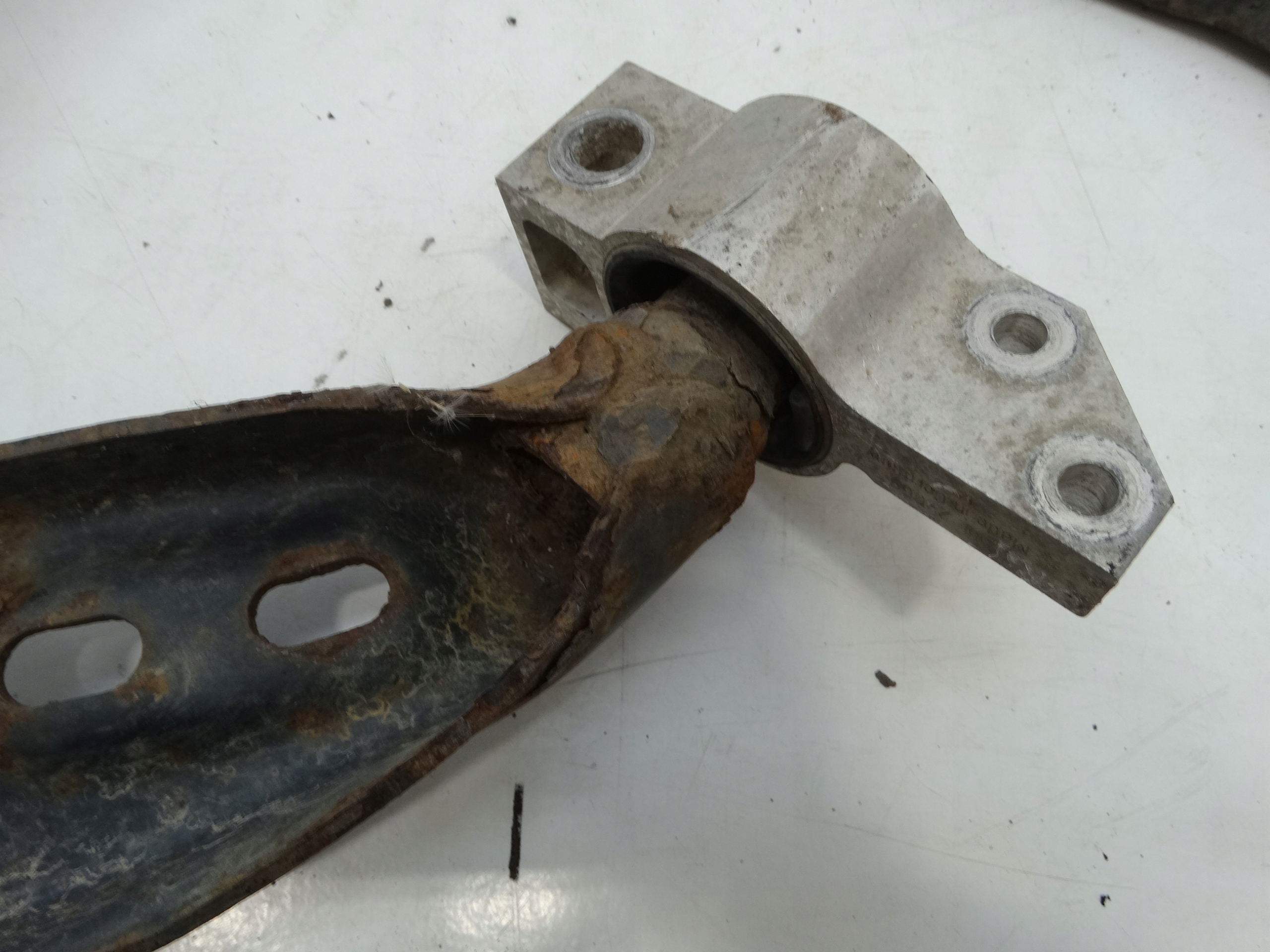 arm left front VW GOLF VI plus 2.0TDI 2011R. 172TYS.KM