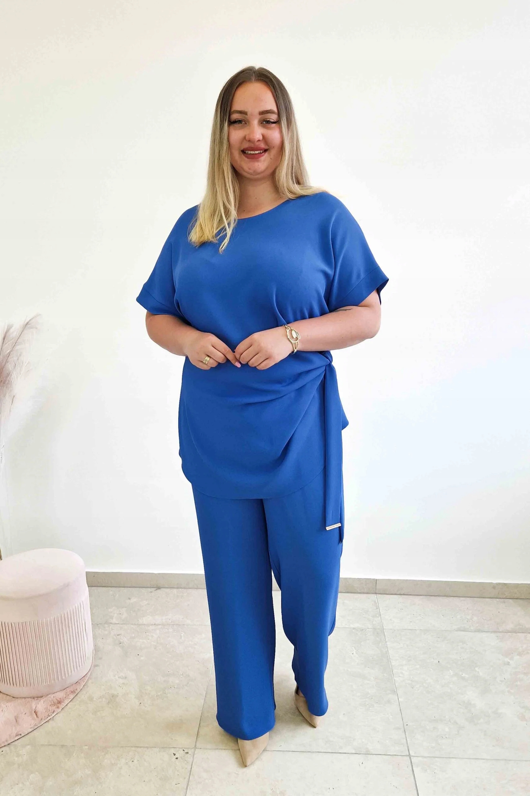 Elegantní elegantní dámský komplet s kalhotami a zavazovací tunikou, modrá barva 40