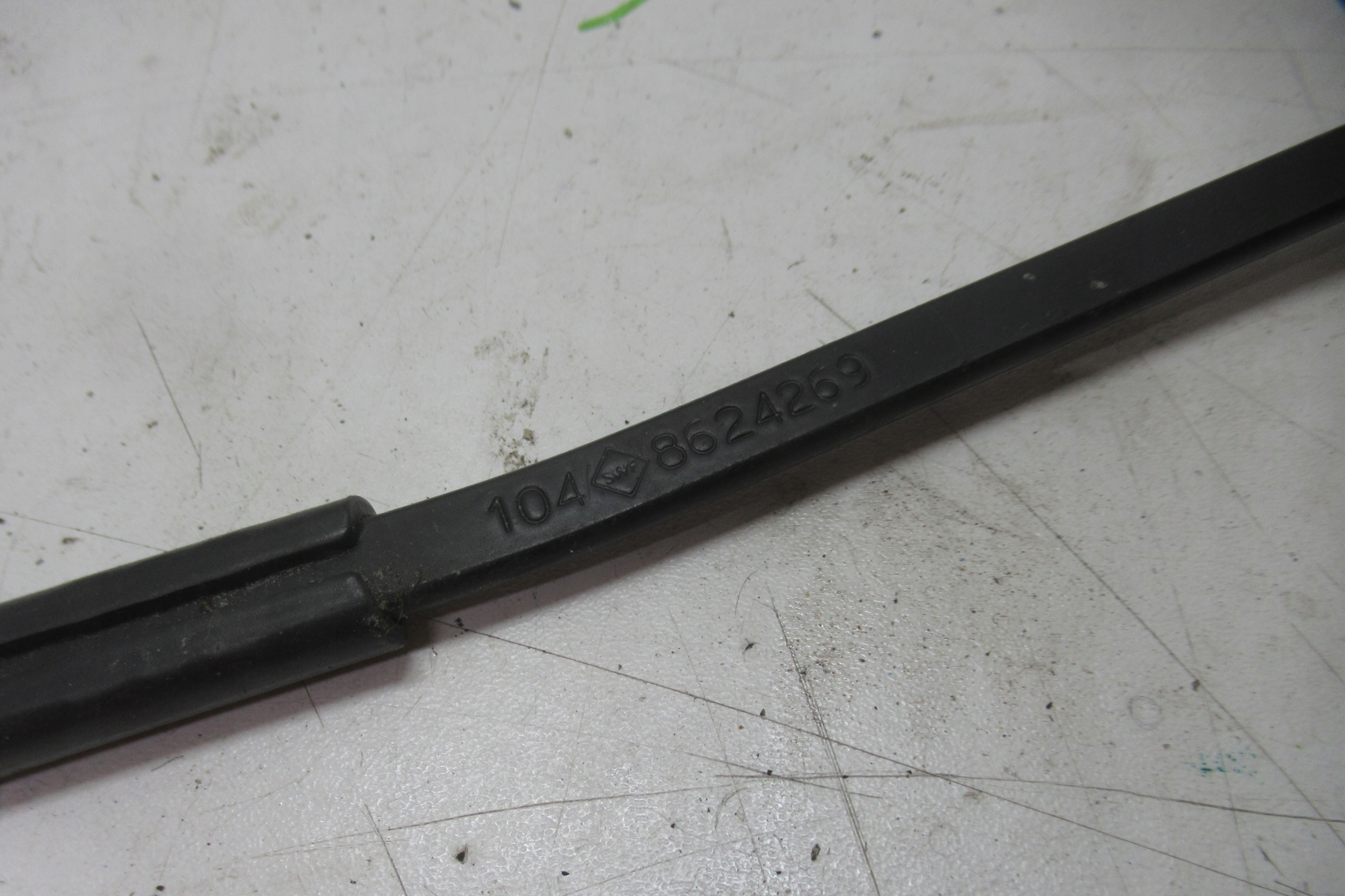 VOLVO S60 2.4 B 04R wiper arm right 8624269