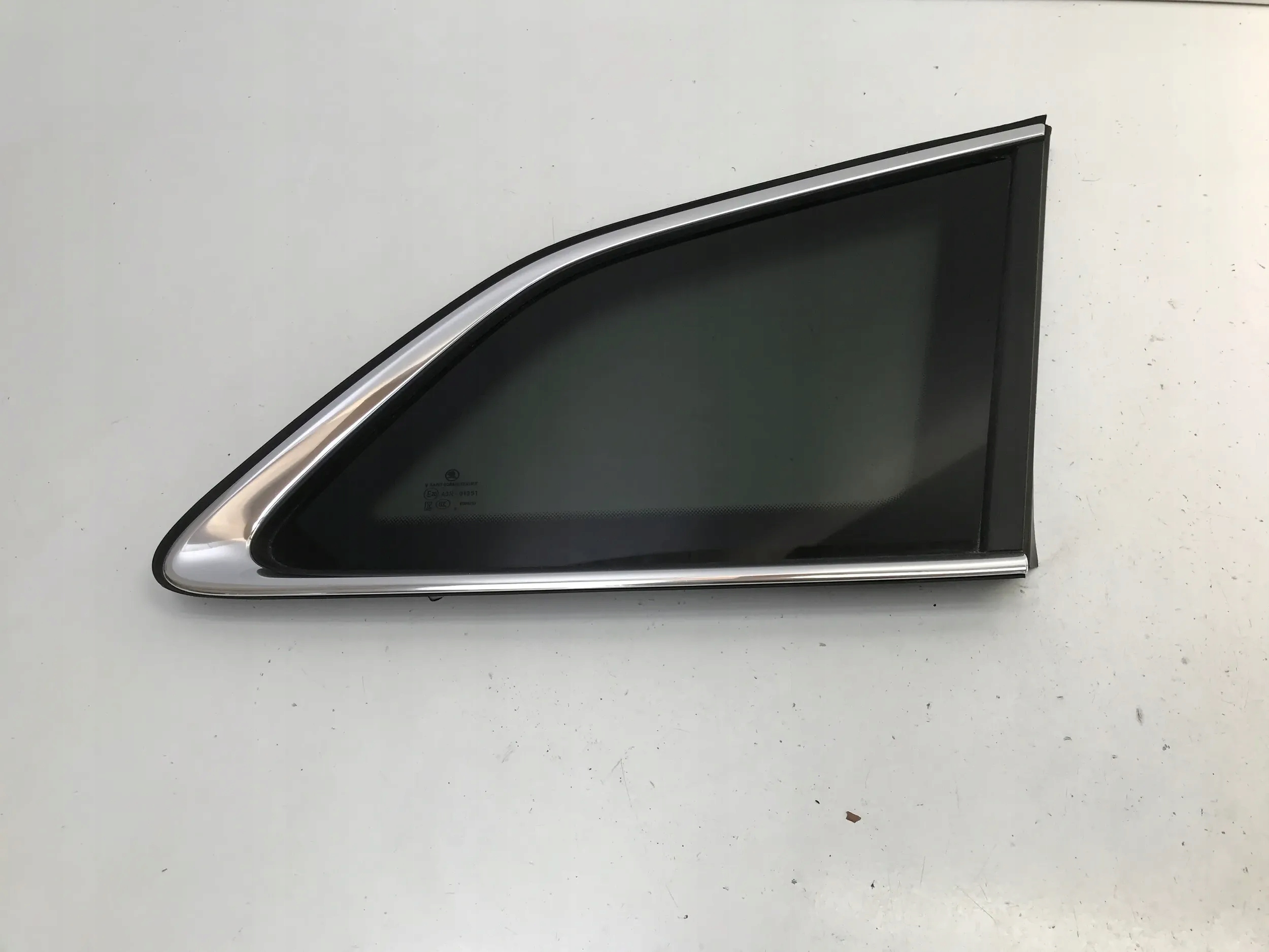 SKODA ENYAQ iV 2020 SZYBA KAROSERYJNA PRAWY TYŁ 5LG845298C CHROM CIEMNA