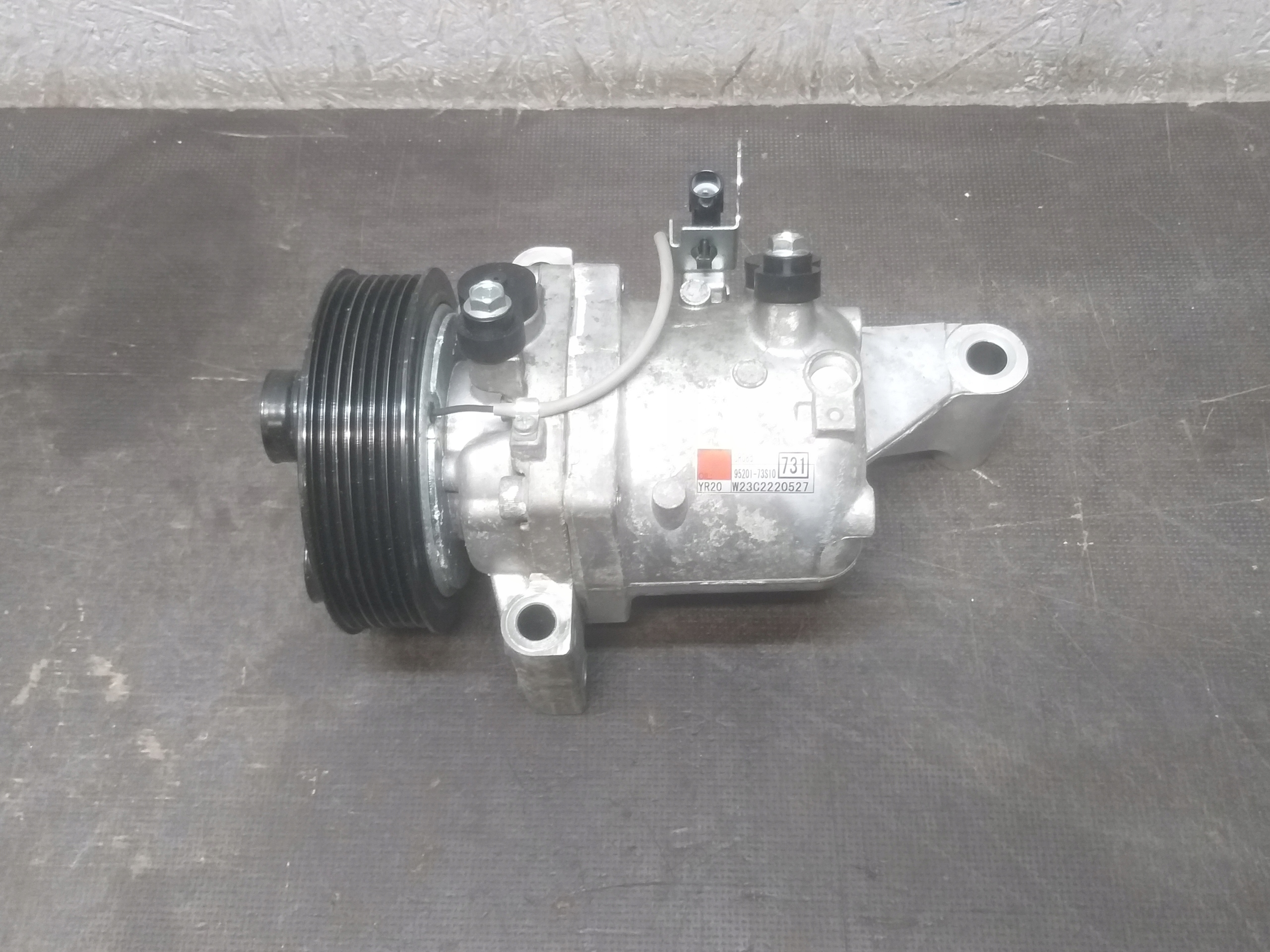 compressor; of the air conditioning pump compressor SUZUKI IGNIS III 3 95201-73S10