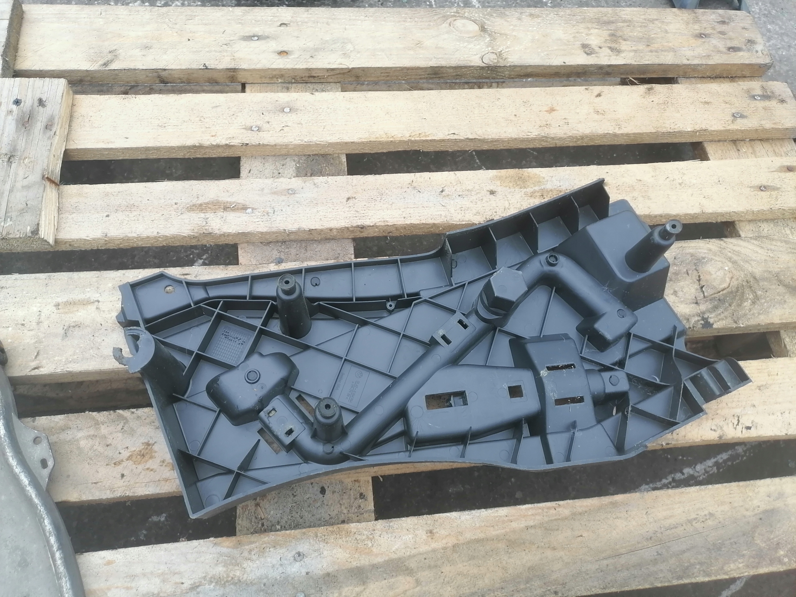BMW X5 E53 plastic boot floor well right 8244764
