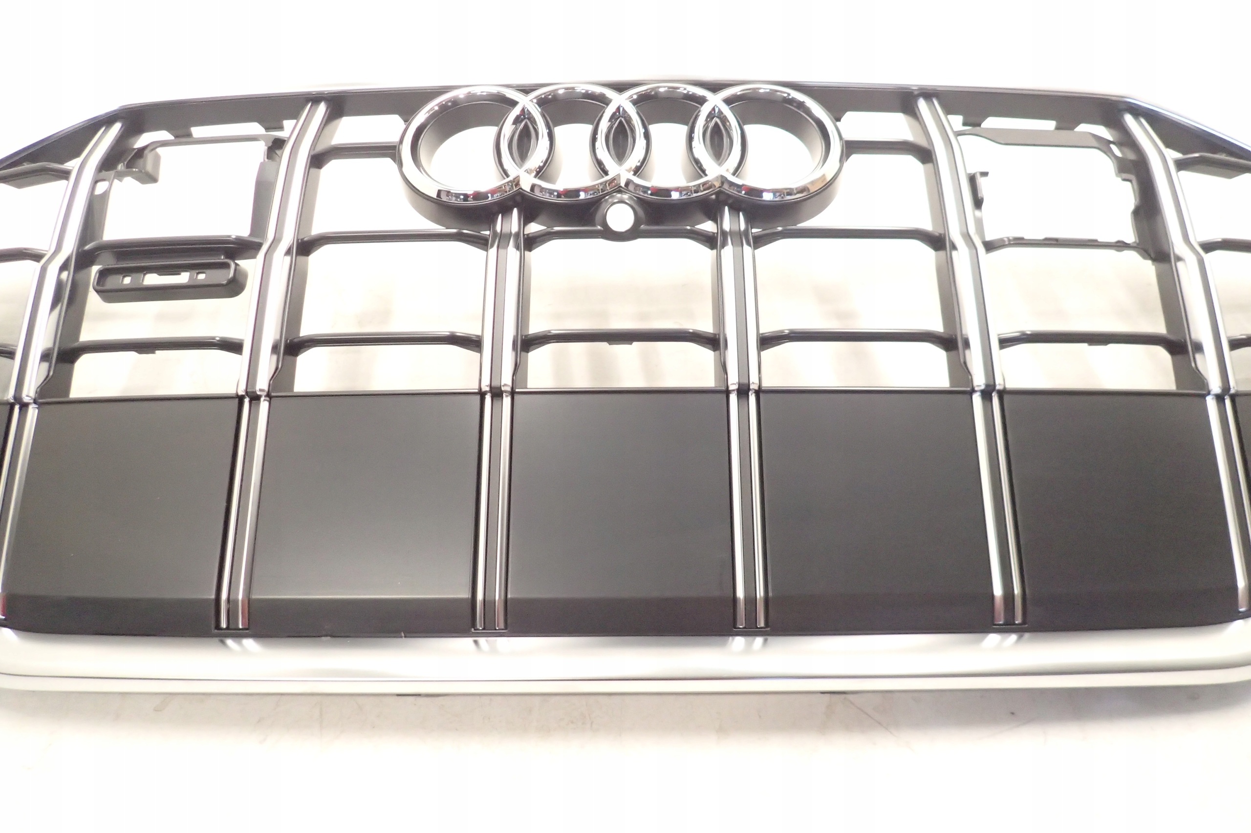 AUDI Q7 4M0 GRILL ATRAPA CHŁODNICY 4M0853651 Typ samochodu Samochody osobowe