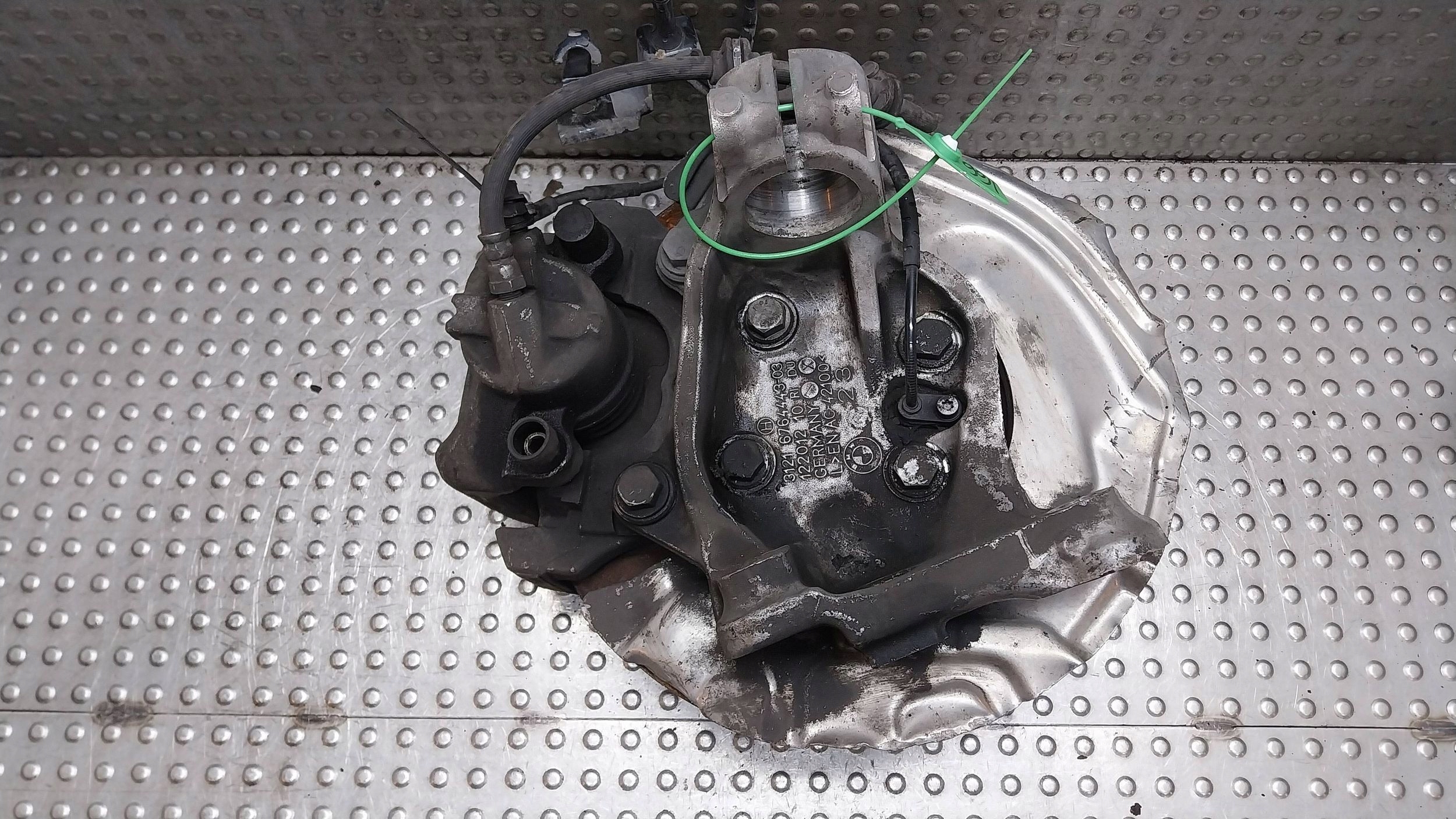 swing of the pivot caliper left front 6764443 BMW E90 E91 E92 E93 E81 E82 E87