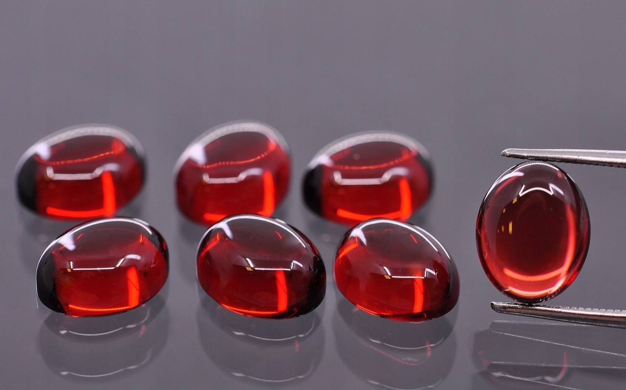 Granát Almandyn Aa kabošon ovál 10x8 mm