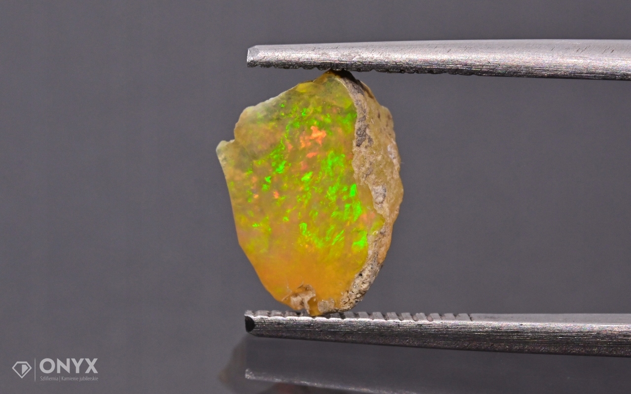 Opal z Etiopie hrudka 10x7 mm