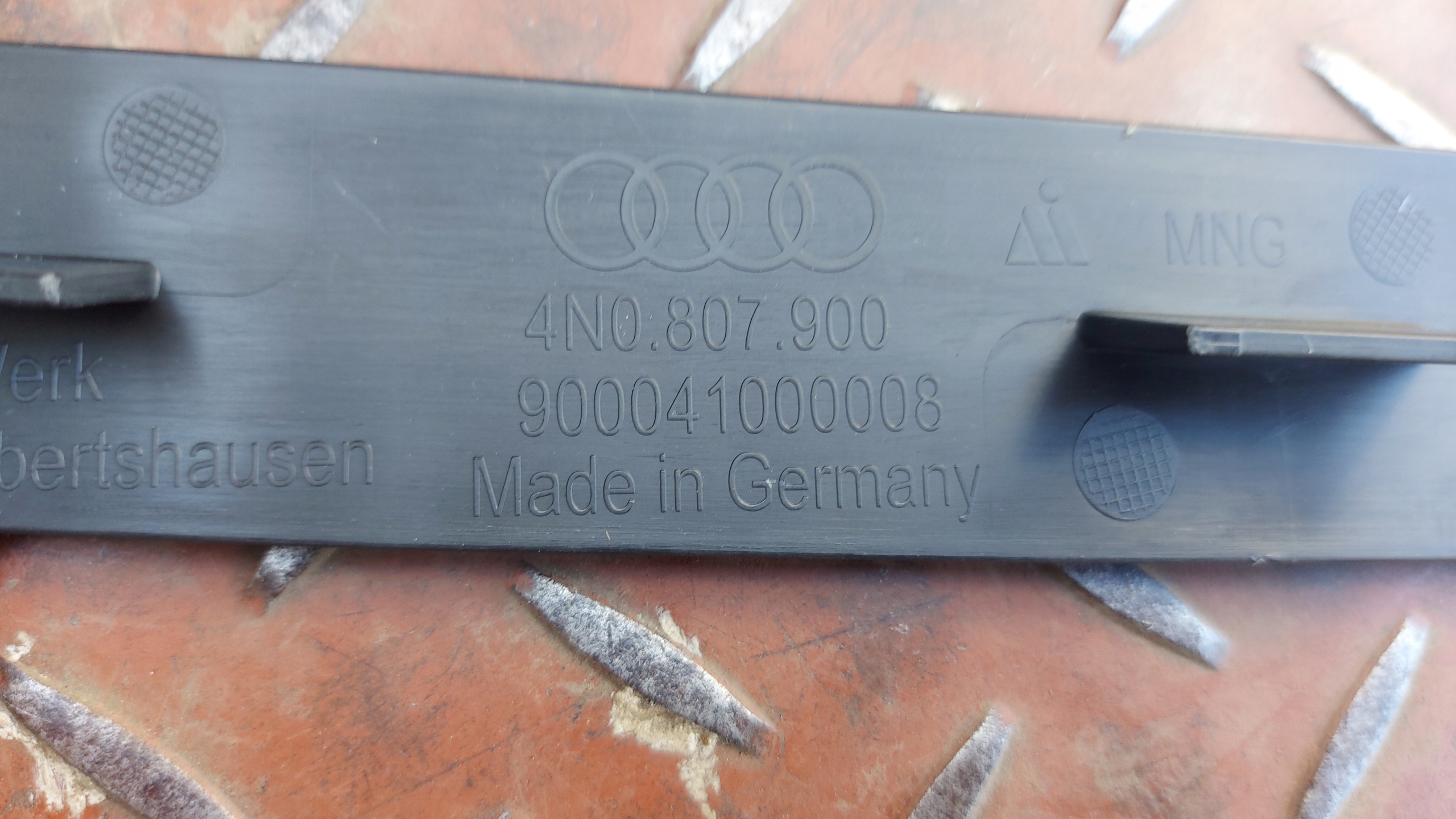 lišta ZABEZPIECZAJACA nárazníku záď AUDI A8 D5 17