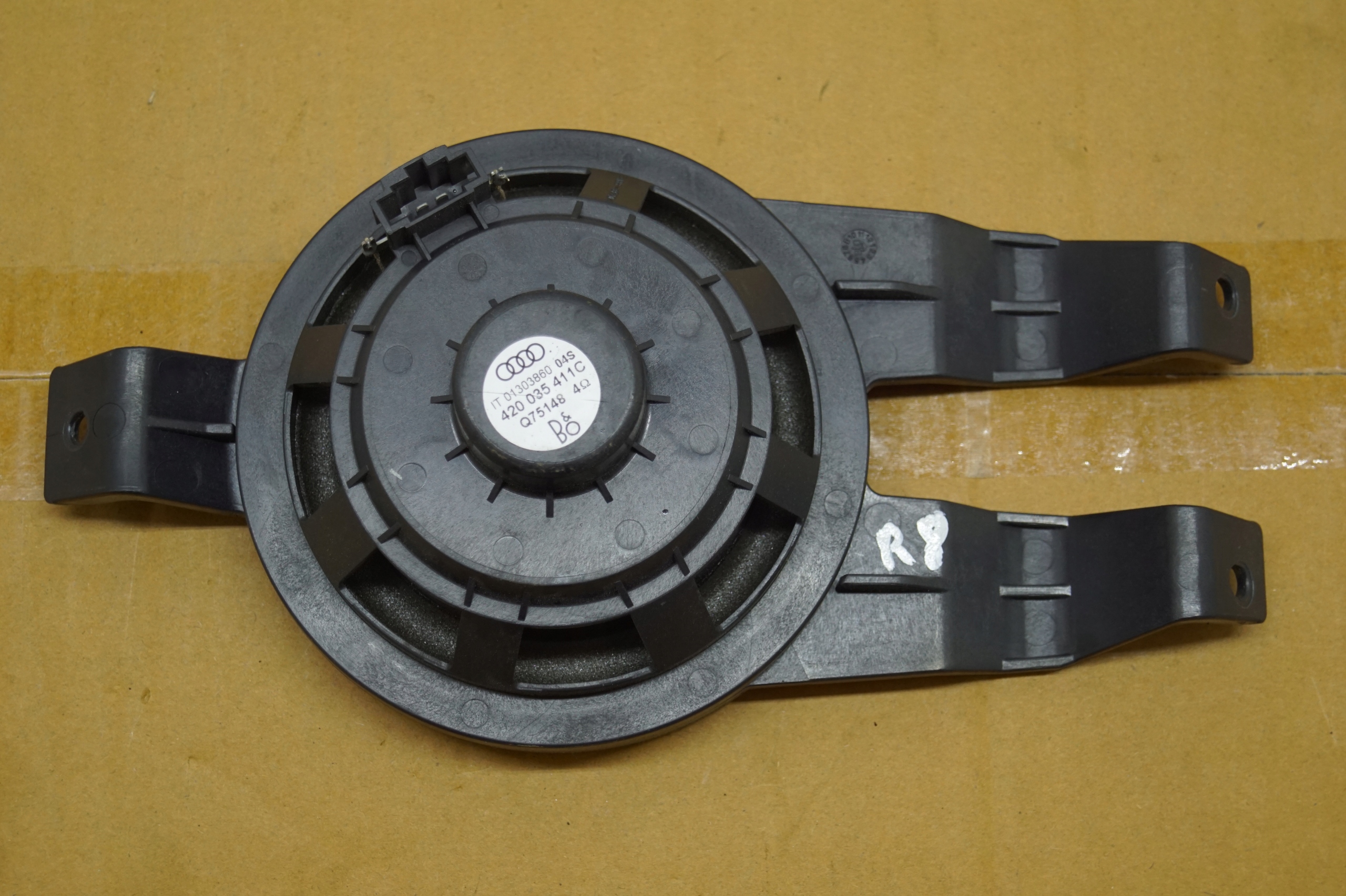 Задний динамик BANG & OLUFSEN AUDI R8 420035411C