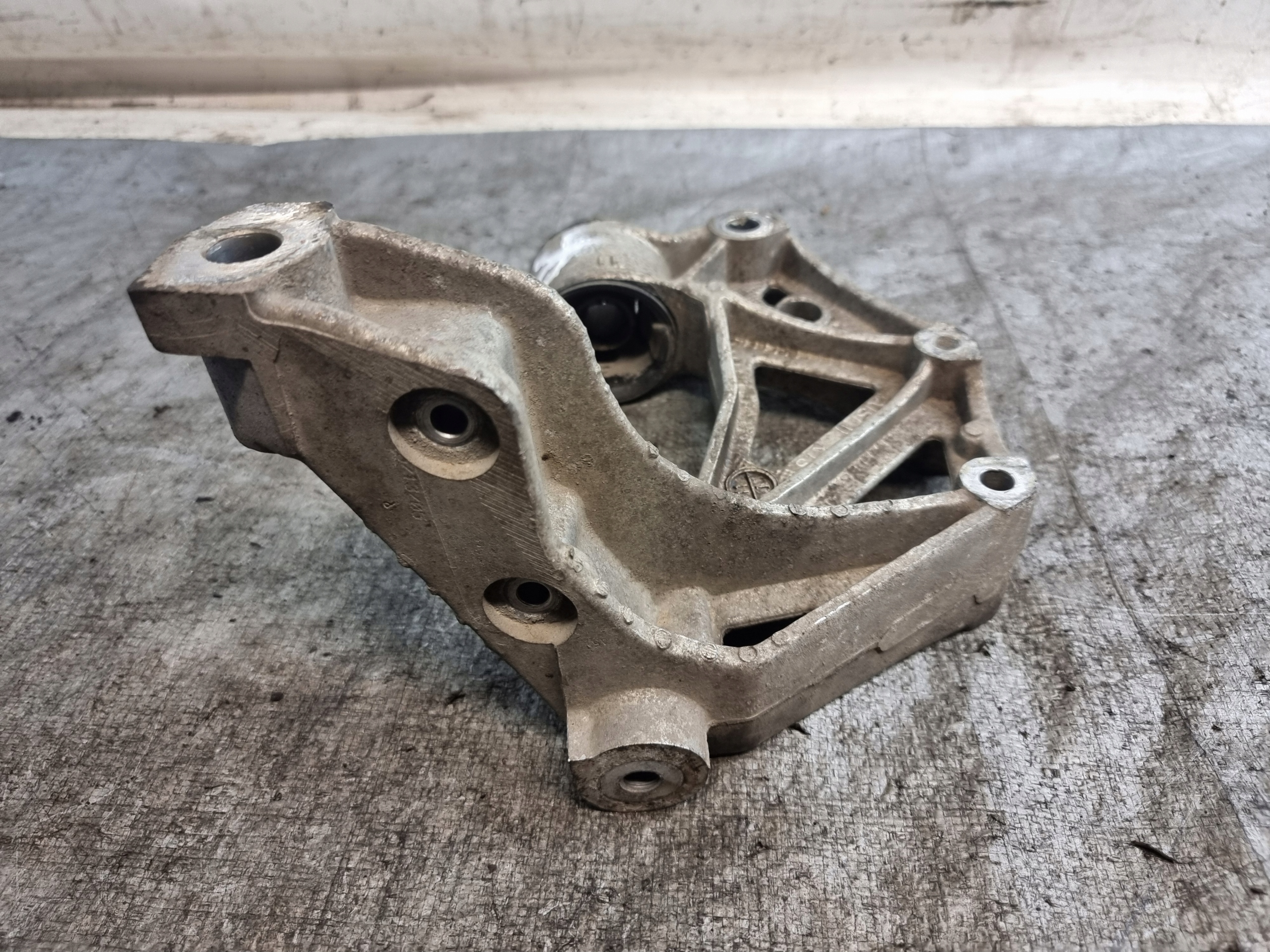holder console arms right front VW FOX 1.2B 40kW 05r