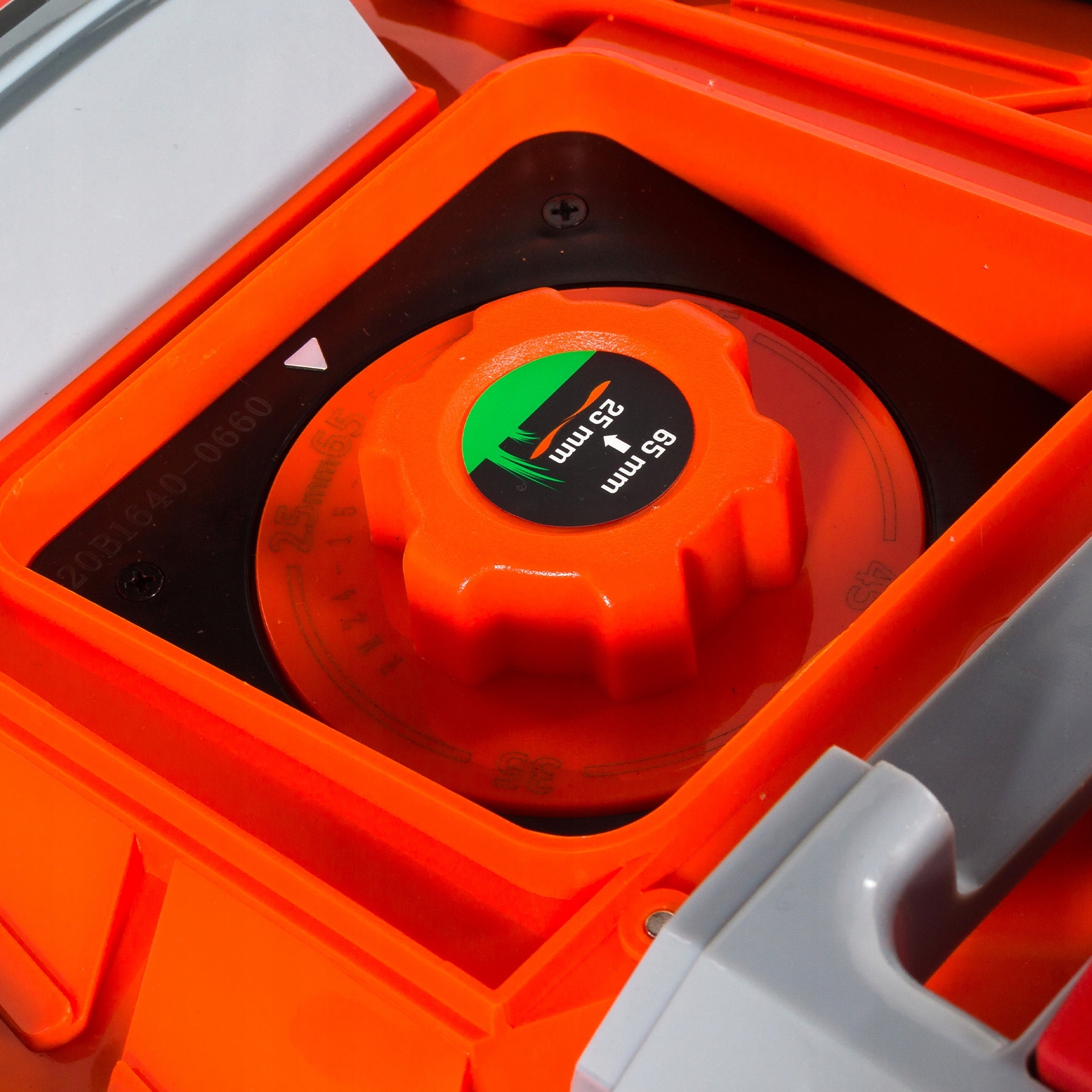 AUTOMATYCZNY ROBOT KOSZĄCY NAC RLM1500G2-NG Z CZUJNIKAMI ZDERZENIA DESZCZU Średni czas pracy 90 min