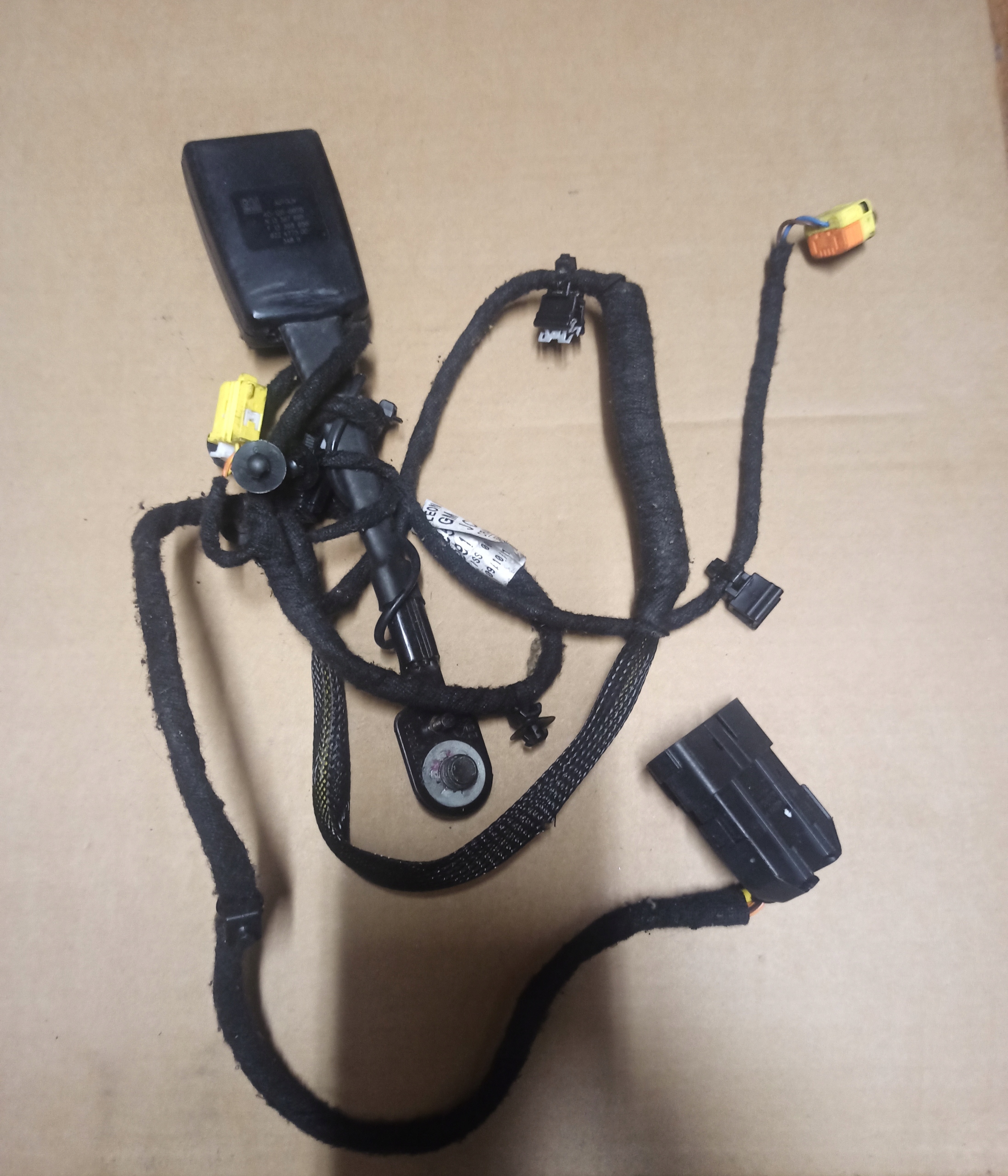 ZAPINKA PASOW right rear part 401266978 OPEL CORSA E 14