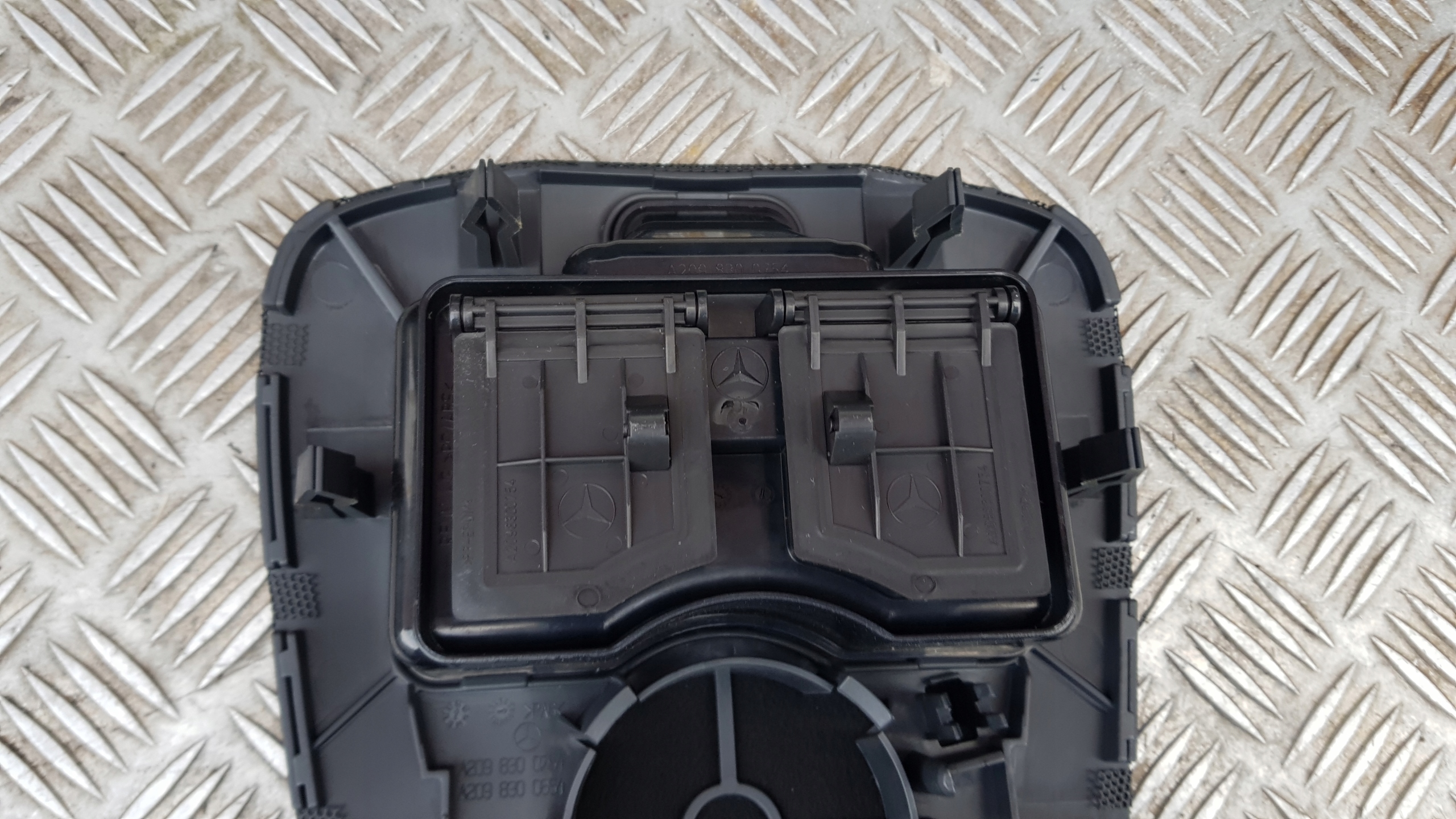 MERCEDES W209 grid consoles central a2098300754