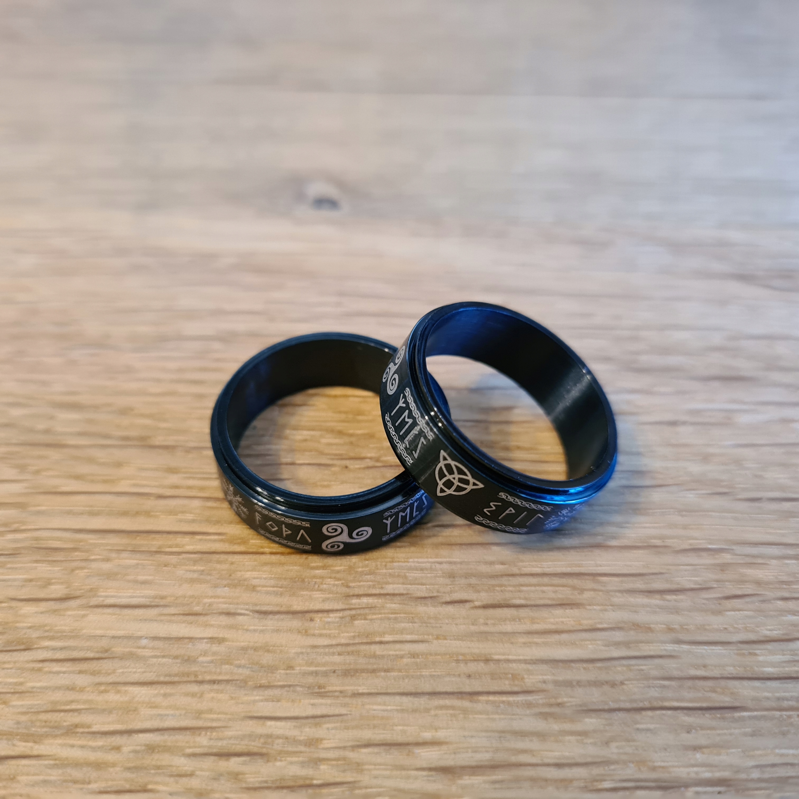 CZARNA OBRĄCZKA ANTYSTRESOWA SYGNET PIERŚCIONEK VALKNUT THOR VEGVISIR R22 Cechy brak