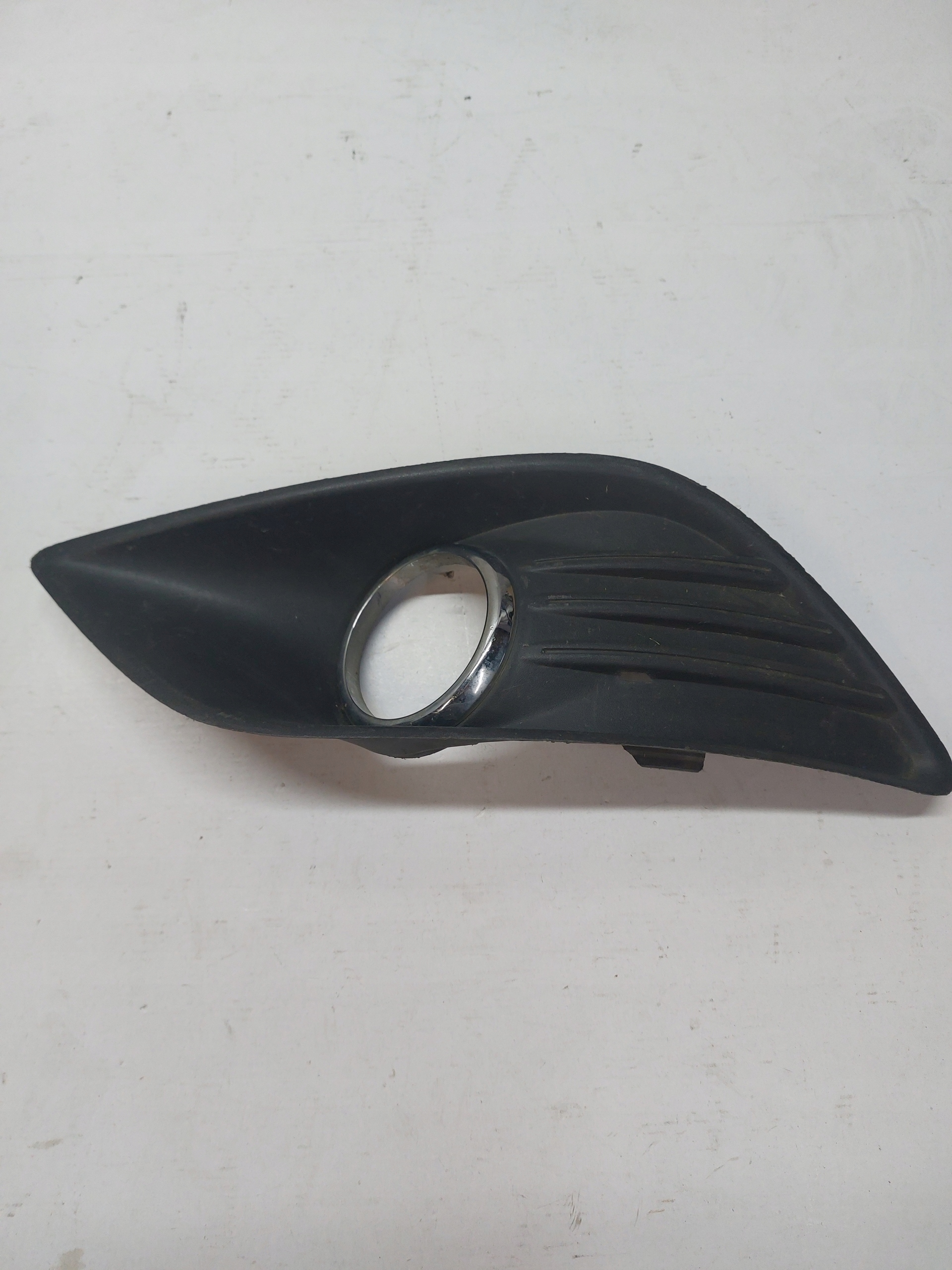 grid of a bumper left front FORD FOCUS II