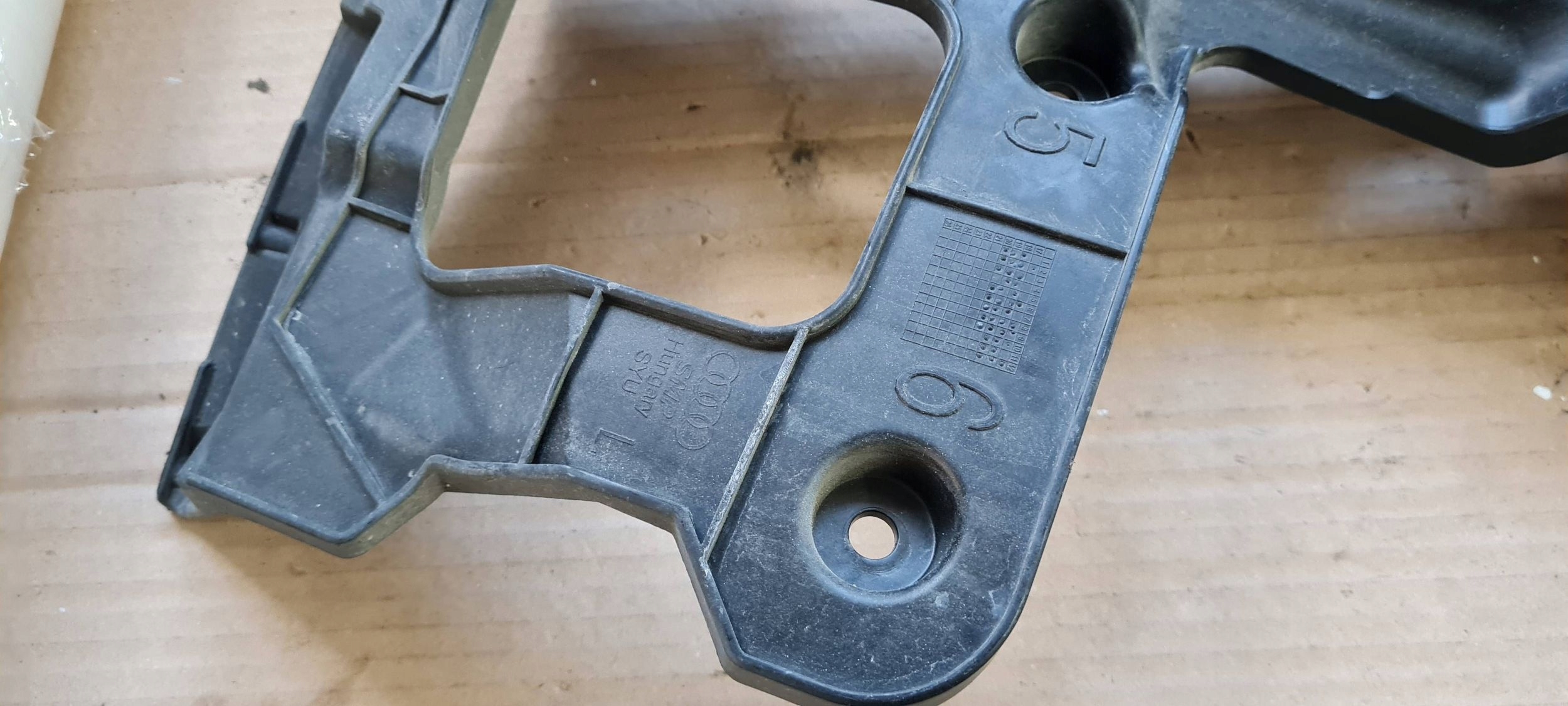 SQ8 4M Q8 support bracket holder of a bumper left rear part 4M8807453