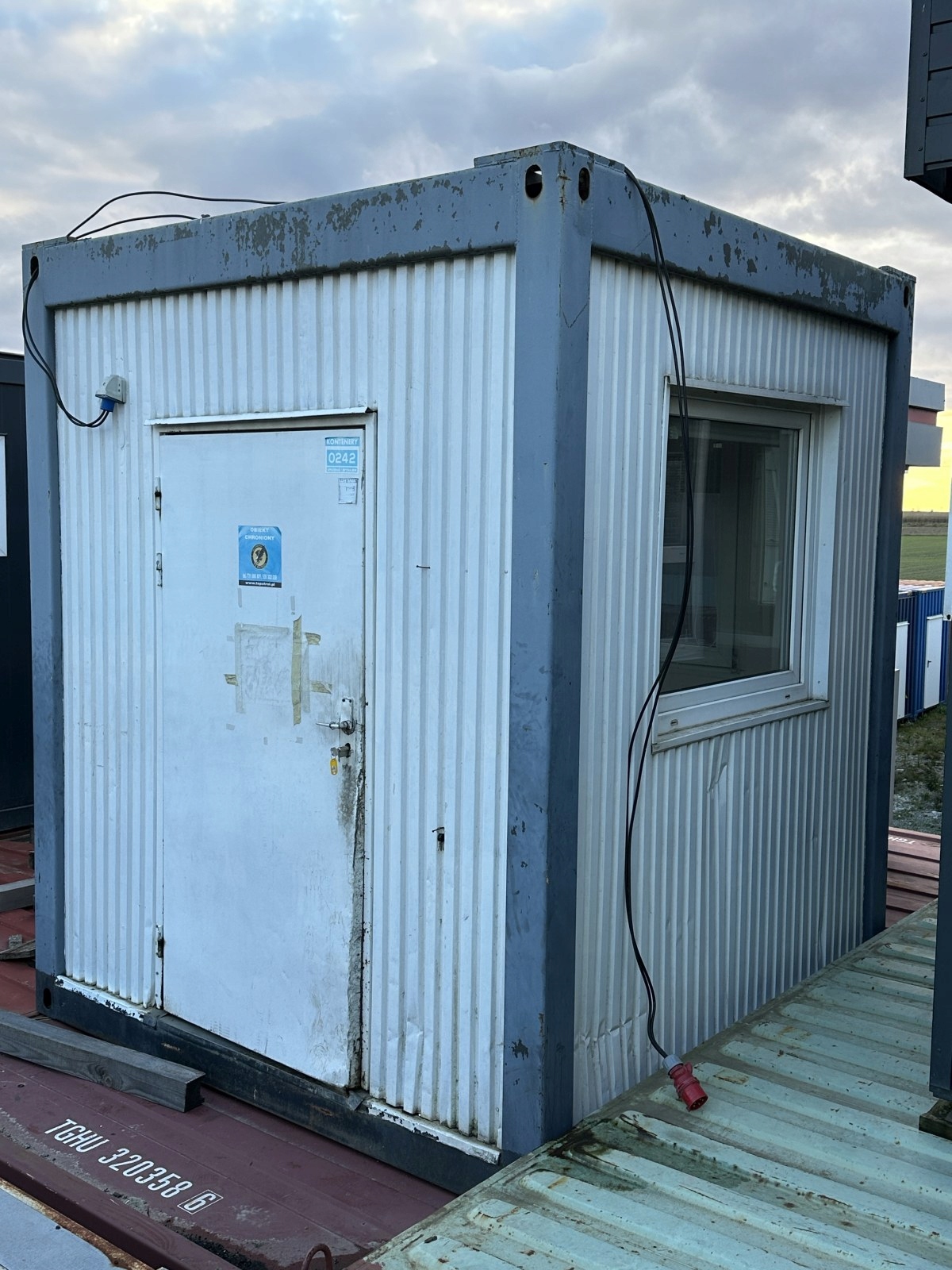 KONTENER STRÓŻÓWKA PORTIERNIA OCHRONA – OKNA Z 3 STRON Marka inny